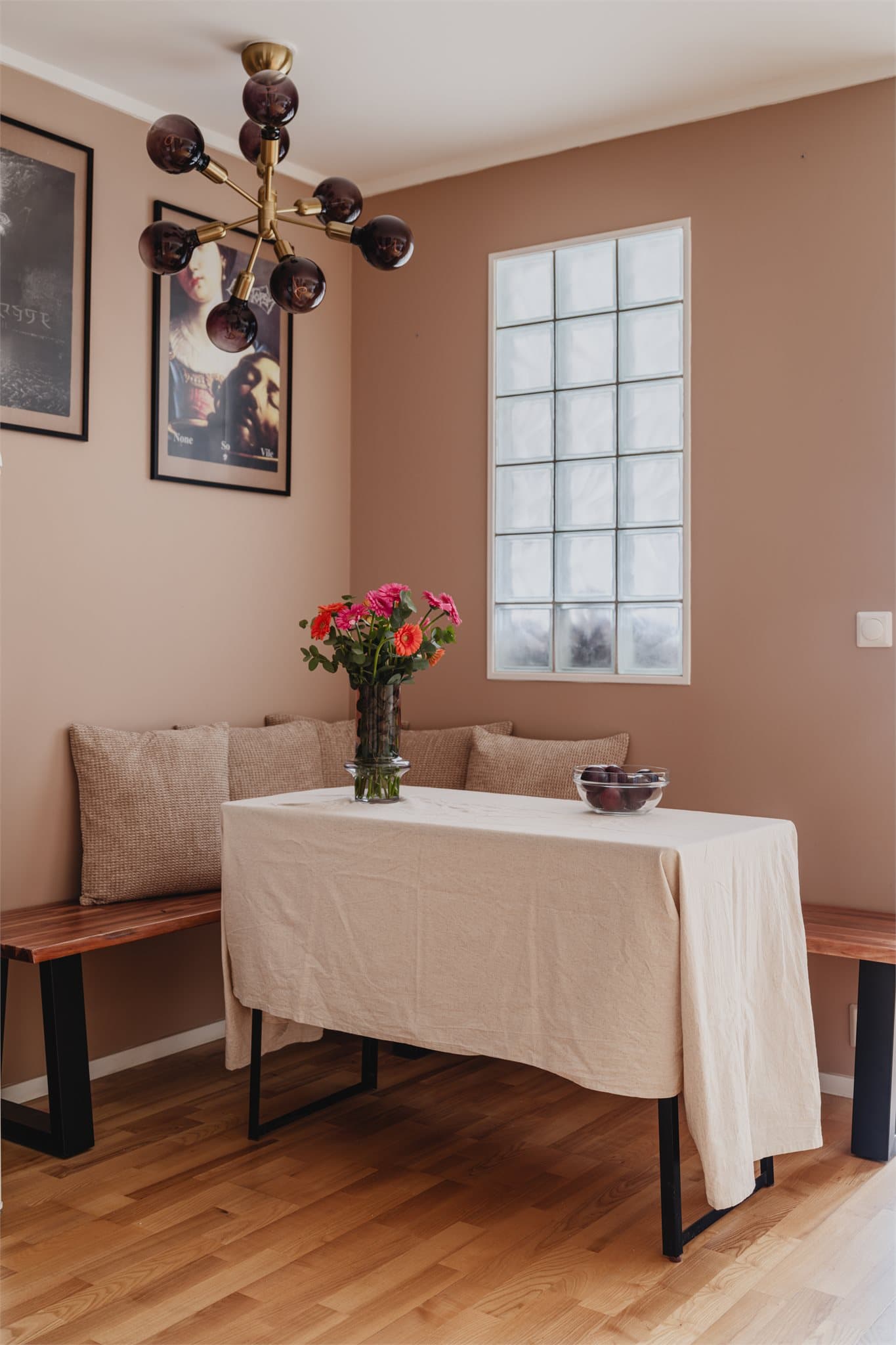 Heis i bygget gir enkel adkomst til leiligheten, i tillegg følger en kjellerbod på 2 kvm.