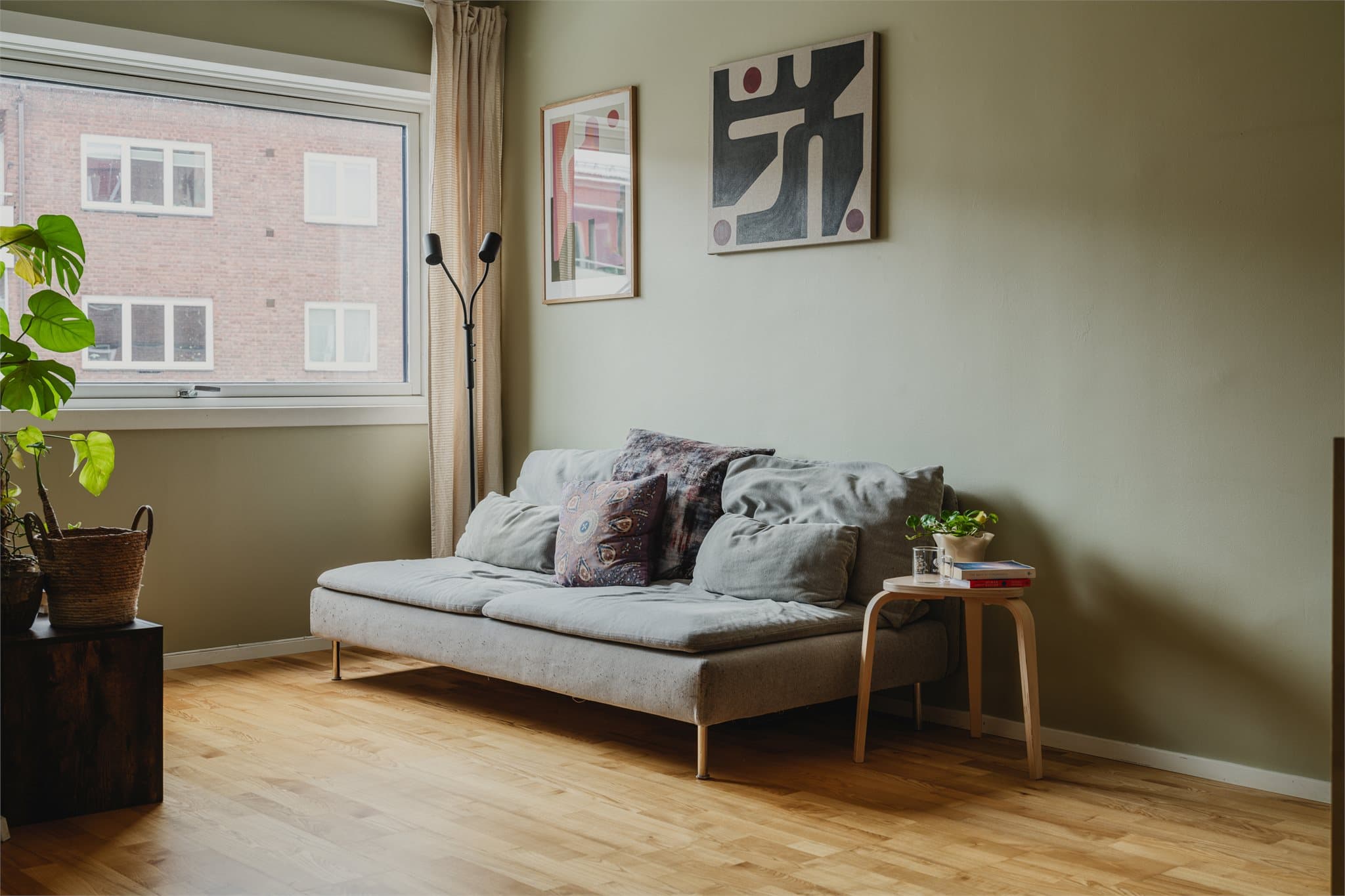 Stuen gir gode muligheter for møblering med sofa og TV-løsning.