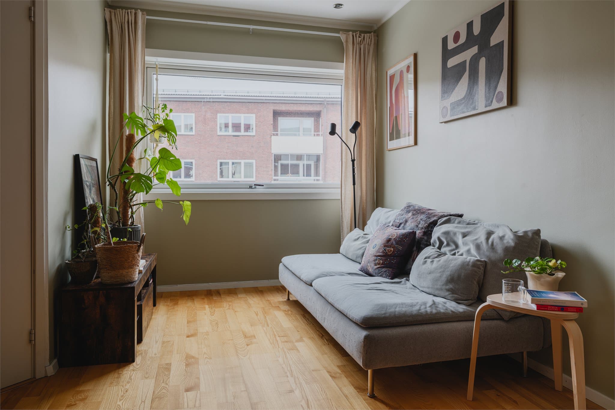 Et ideelt førstegangskjøp med offentlig kommunikasjon rett utenfor døren.