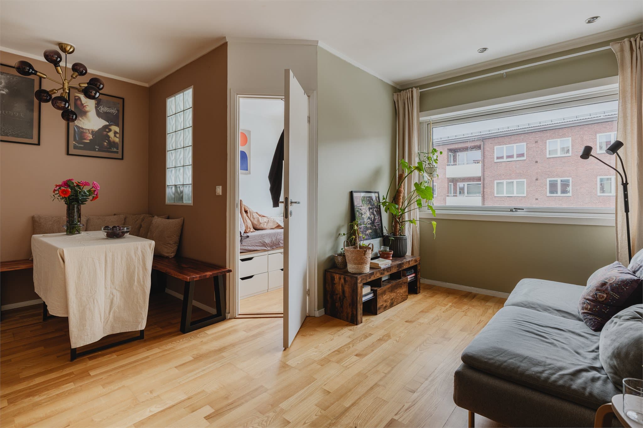 Smart løsning med separat alkove i tilknytning til stuen.