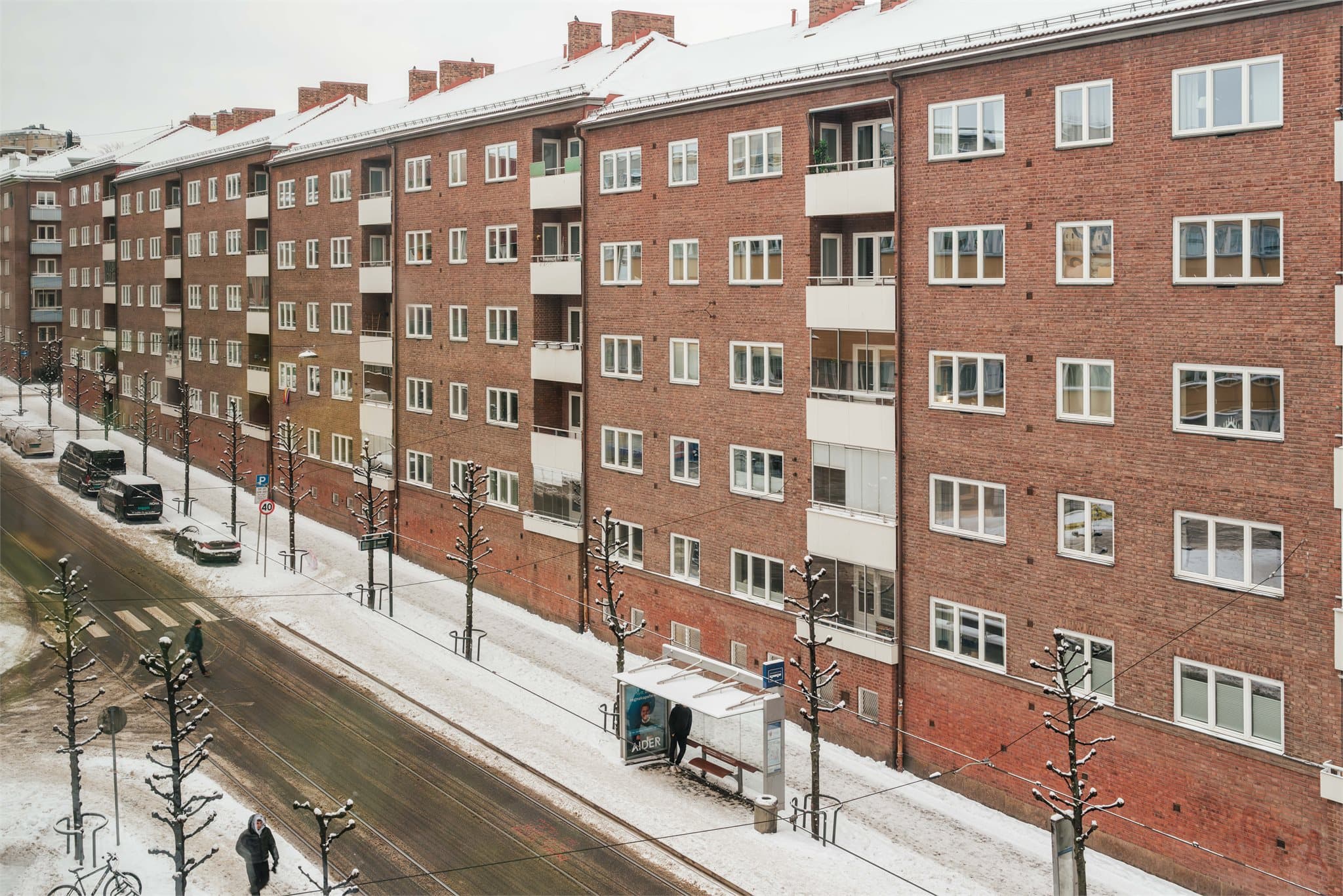 Beliggenhet i byggets 5. etasje gir flotte lysforhold og en privat, tilbaketrukket atmosfære.