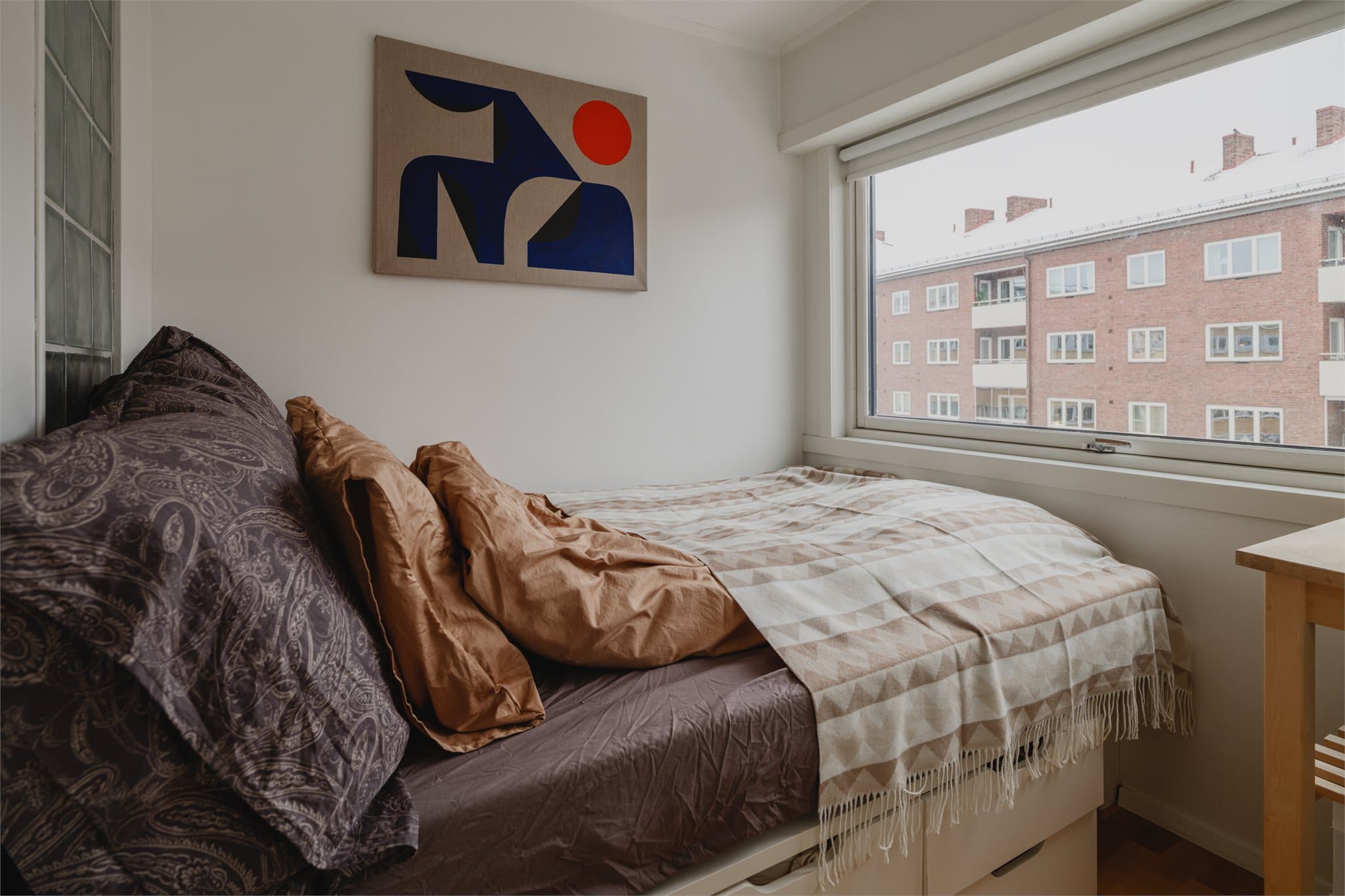 Soverommet er romslig med god plass til seng og nattbord.