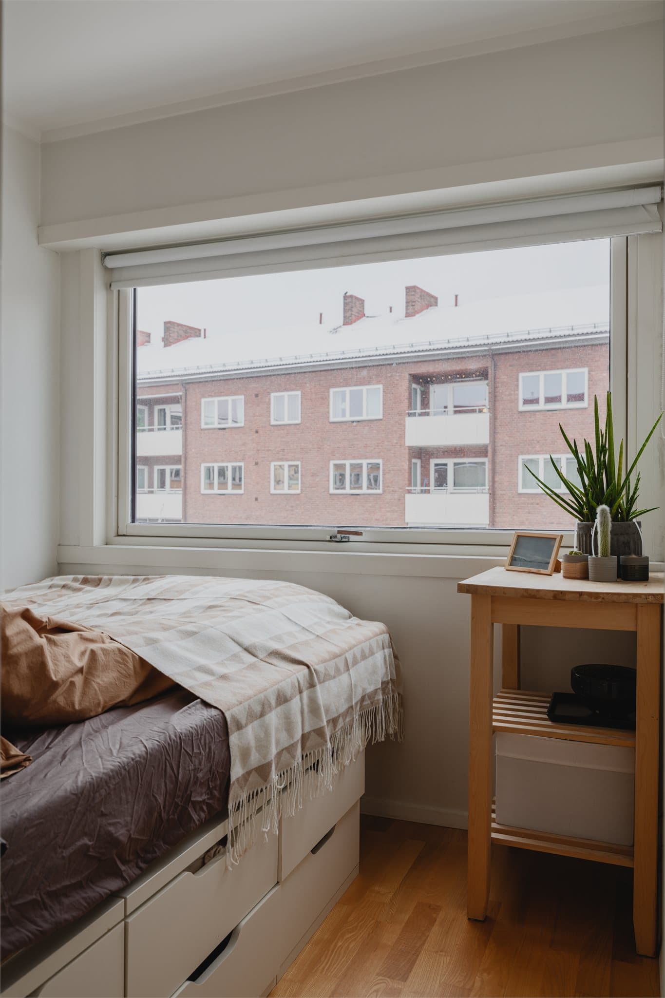 Plass til nattbord, lite skrivebord eller møblering etter eget ønske.