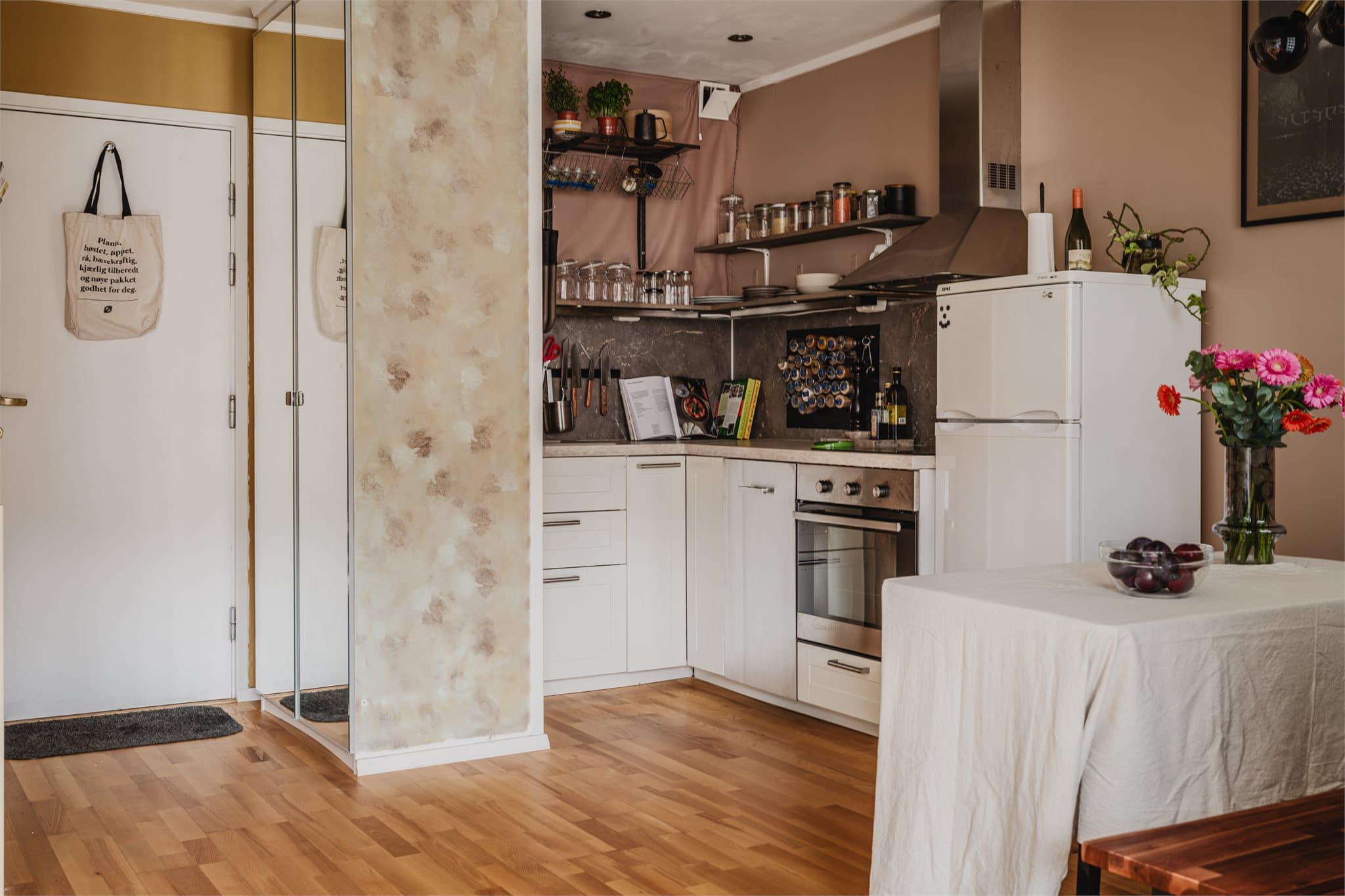 Kjøkkeninnredning fra IKEA (2013) med stilrene, profilerte fronter og slitesterk laminatbenkeplate.