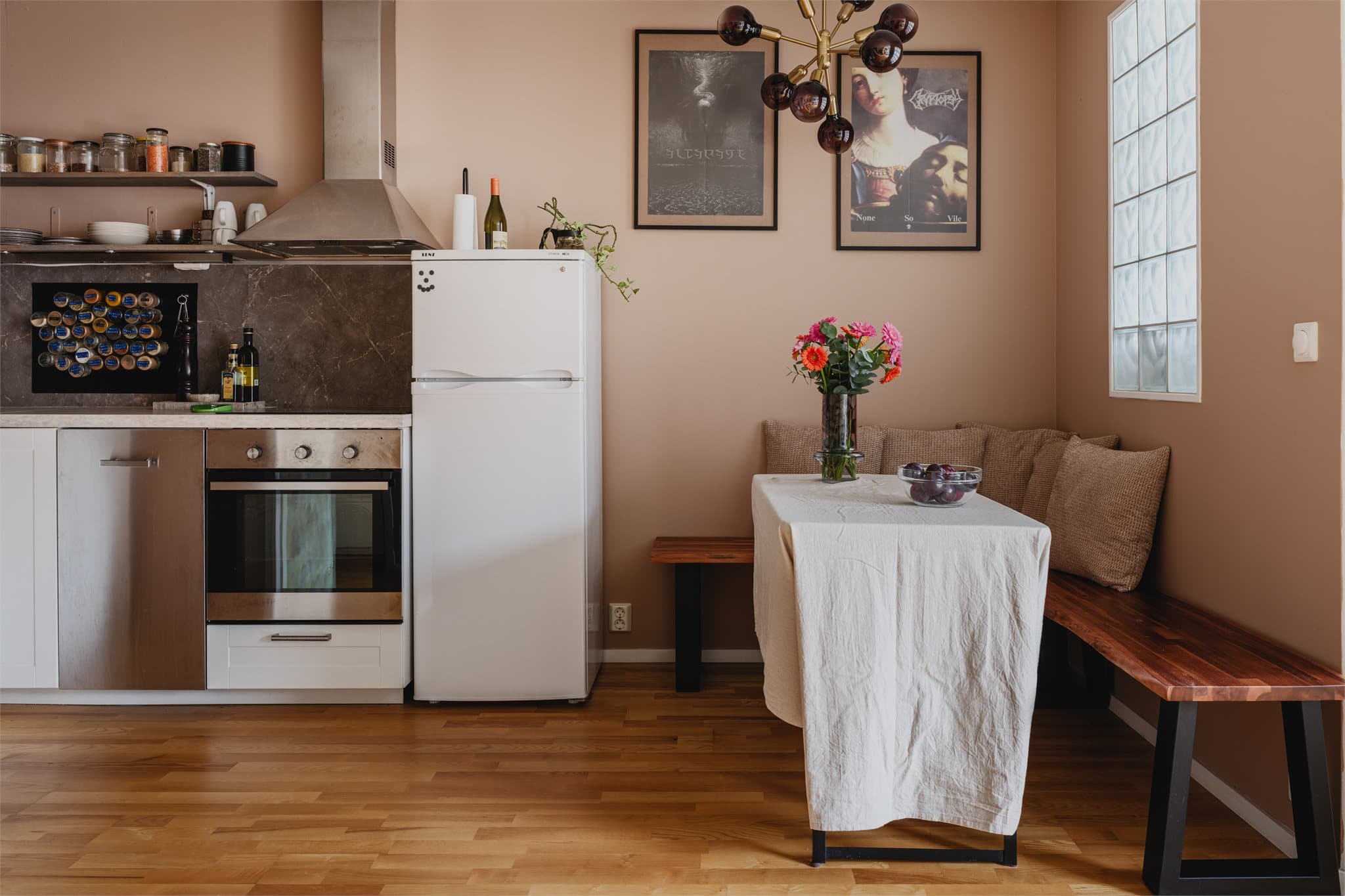 Effektiv planløsning som gir god romfølelse og naturlig plass til spisebord.