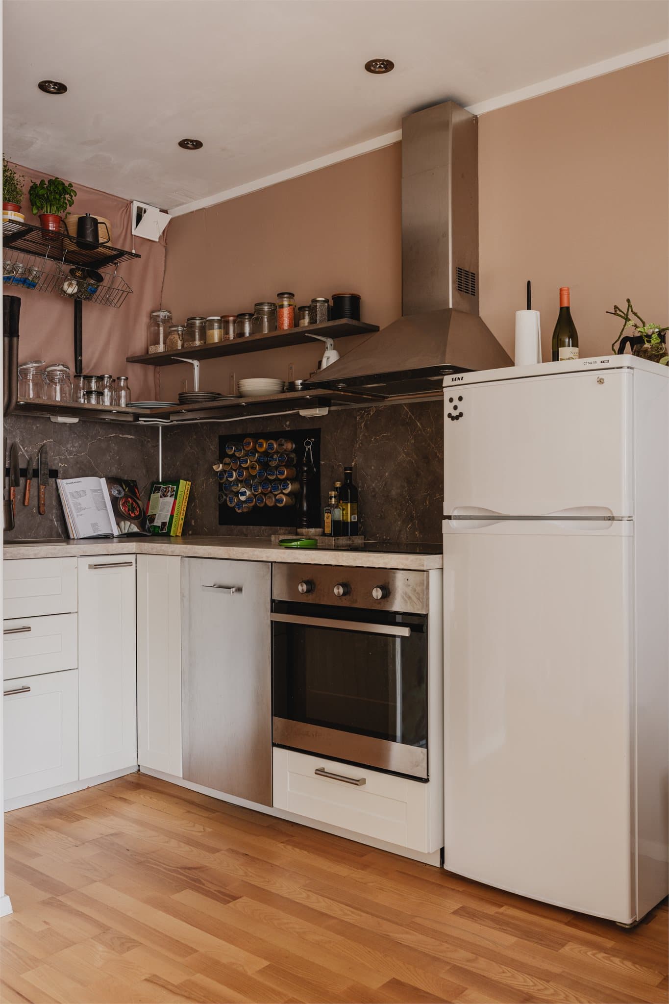 Kjøkkenet er fullt utstyrt med kjøl-/fryseskap, oppvaskmaskin, induksjonstopp og stekeovn, samt ventilator med kullfilter.