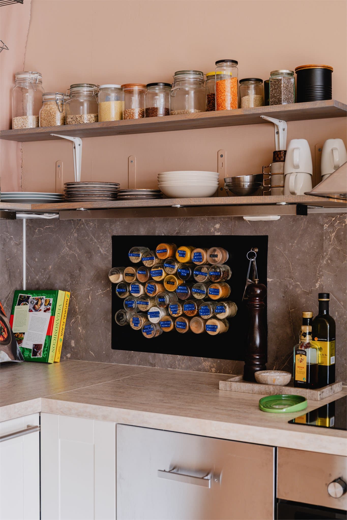 God benkeplass kombinert med smarte vegghyller som gir ekstra oppbevaringsmuligheter.