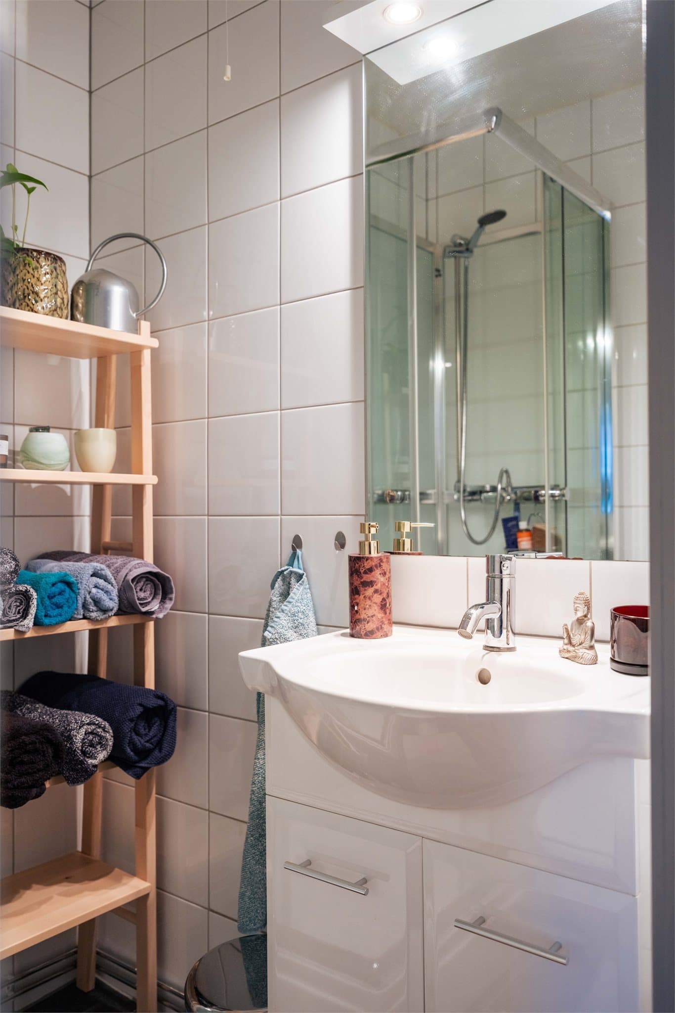 Praktisk fellesvaskeri i sameiet, samtidig som badet kan tilrettelegges for egen vaskemaskin.