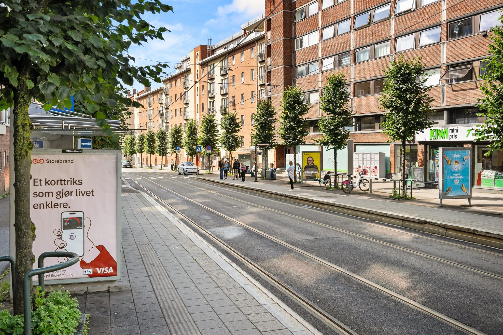 Området har særdeles gode kollektivforbindelser. Trikk 17 har holdeplass rett ved boligen, og busslinje 31 går fra Sars gate med hyppige avganger hele døgnet.