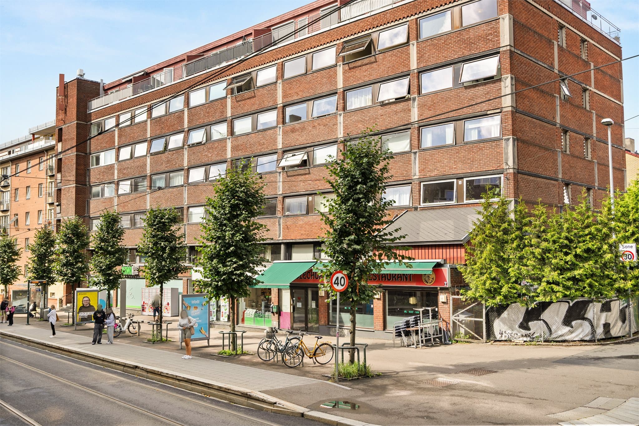 Her bor du med kort vei til et bredt tilbud av butikker, serveringssteder og kultur, samtidig som området oppleves tilbaketrukket og behagelig.