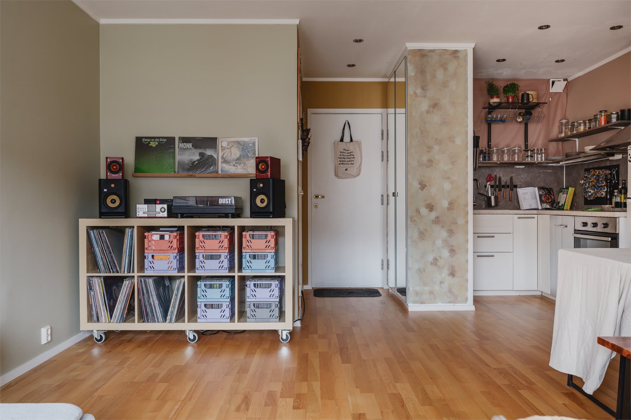 Leiligheten har gjennomgående god standard og en praktisk planløsning som gir en luftig romfølelse.