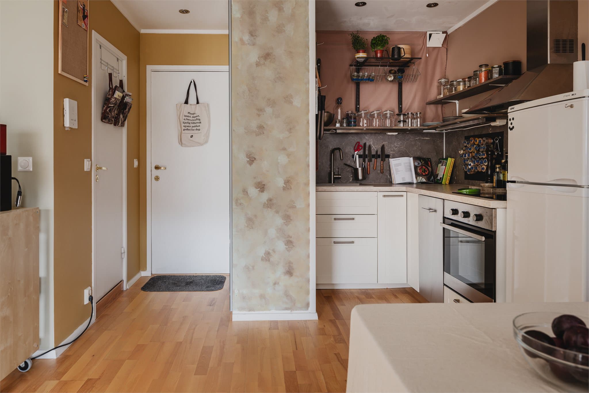 Kjøkkenet i egen sone gir en praktisk, funksjonell og innbydende løsning for hverdagsmatlaging.