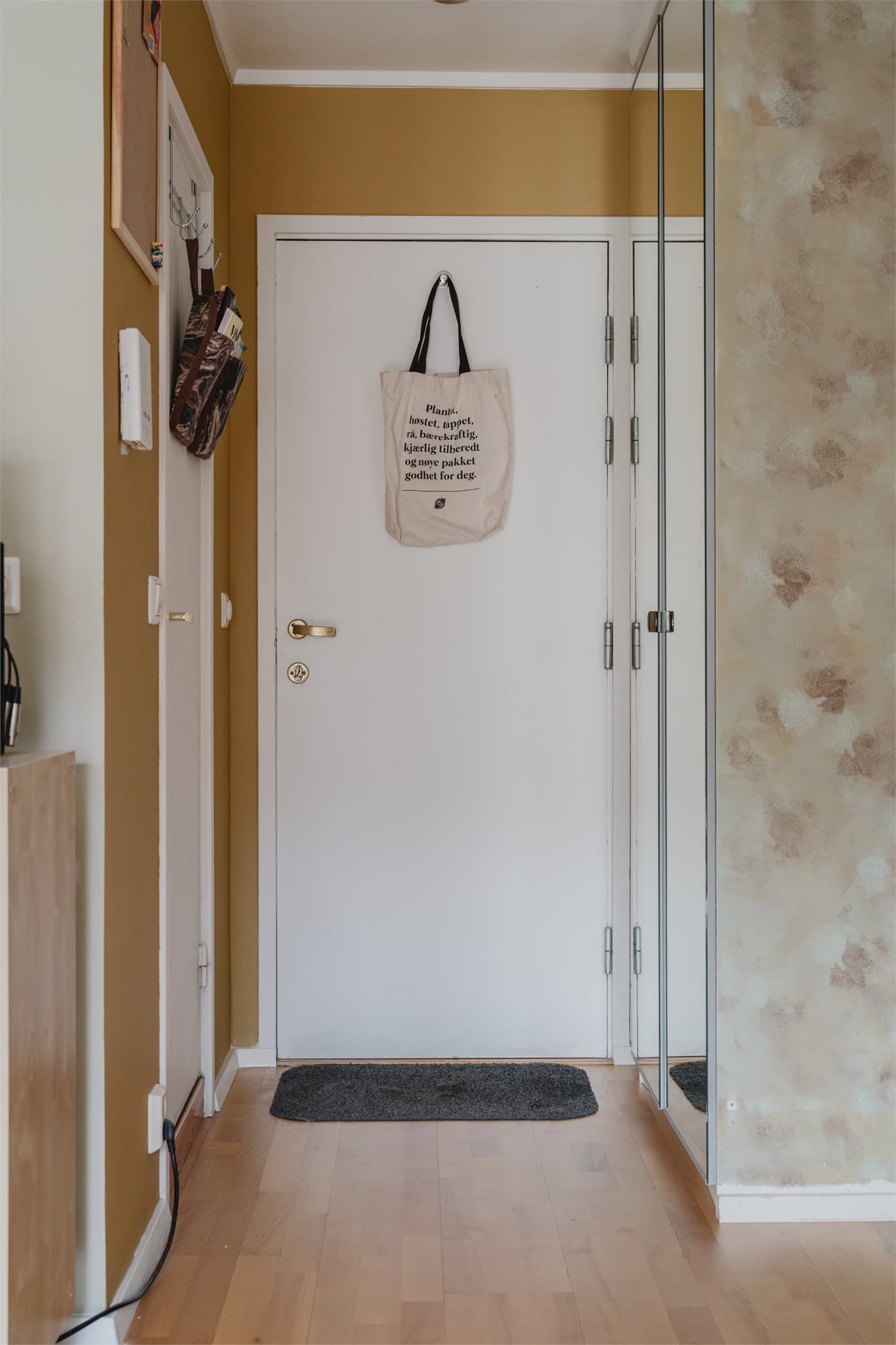 Integrert garderobeskap i nisje gir rommet god oppbevaringsplass, samtidig som det holder et ryddig og innbydende preg.