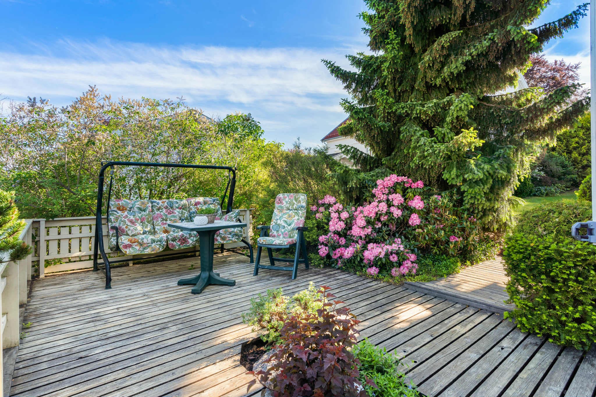 Terrassen strekker seg fra øst til vest og gir gode solforhold hele dagen.