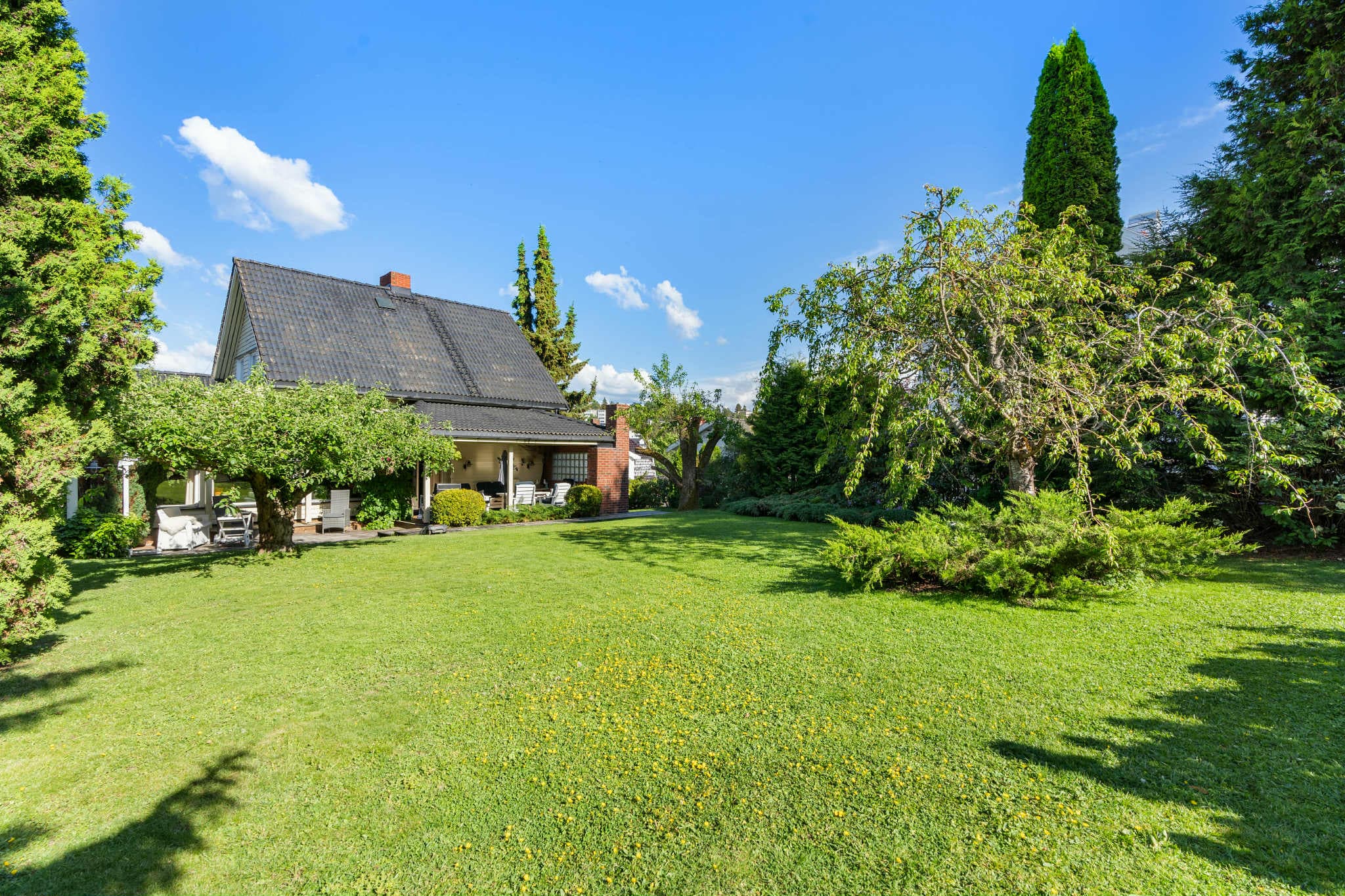 Stor hage med grønne arealer som gir fleksibilitet og frihet. Her kan du skape soner for lek, avslapning, hagearbeid og sosiale sammenkomster, alt i en frodig og privat uteplass.