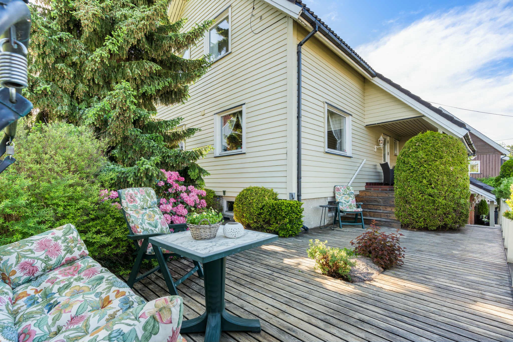 Romslig terrasse med sol hele dagen, et perfekt uterom for alt fra avslapning alene til sosiale stunder og hyggelige måltider ute.