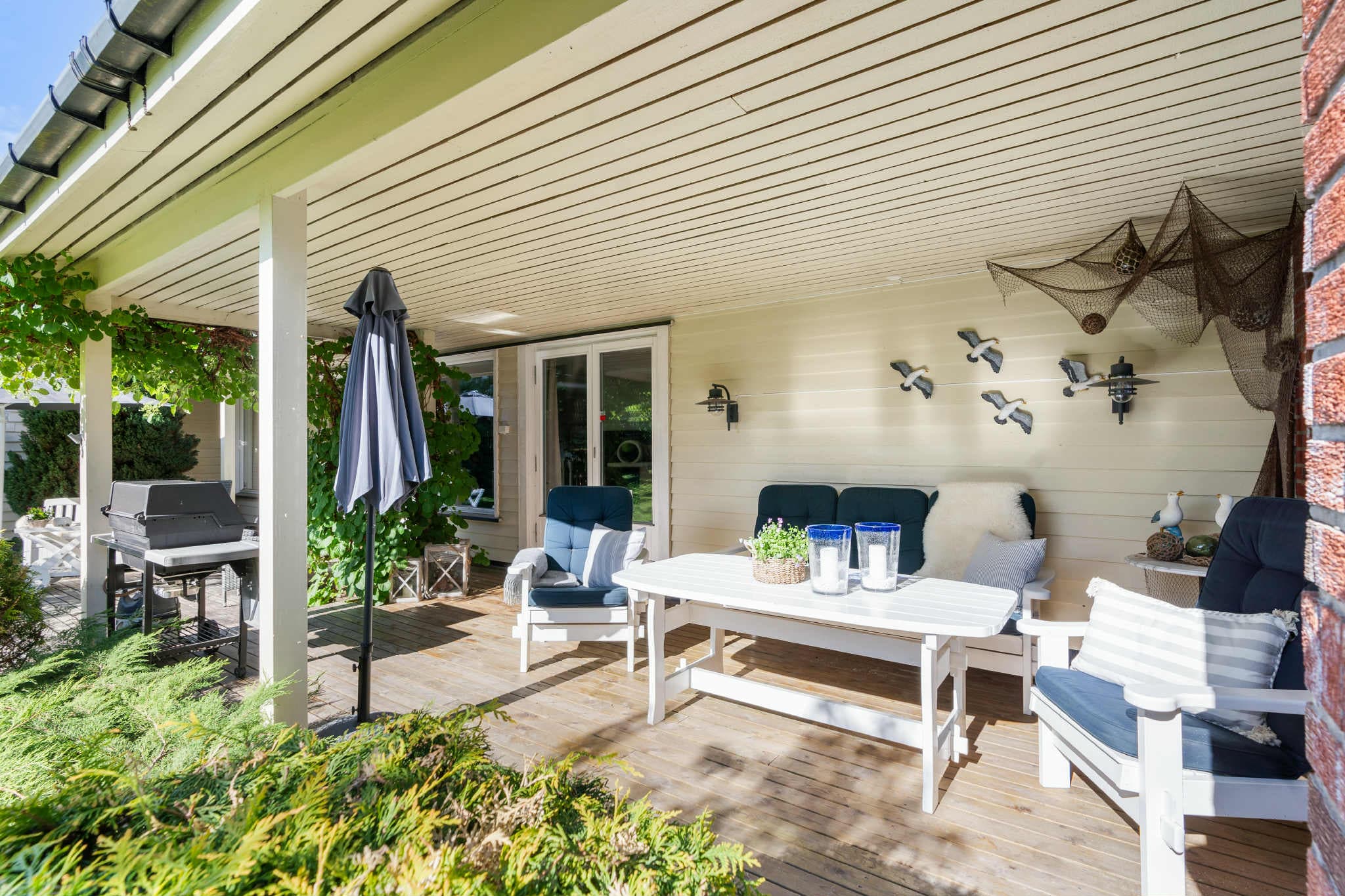 Enkel overgang mellom ute- og inneområder, som gjør terrassen og hagen til en naturlig forlengelse av boligen.