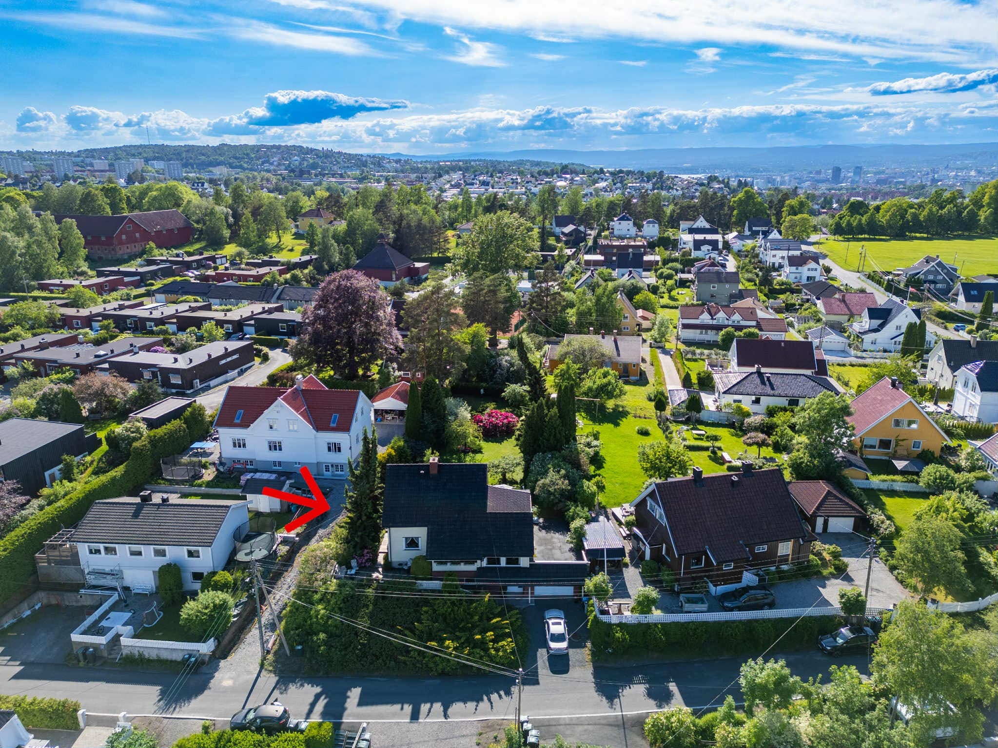 Beliggende i et familievennlig nabolag med tradisjonelle boliger, fredelige veier og frodige, grønne omgivelser som byr på trivsel og gode stunder ute.