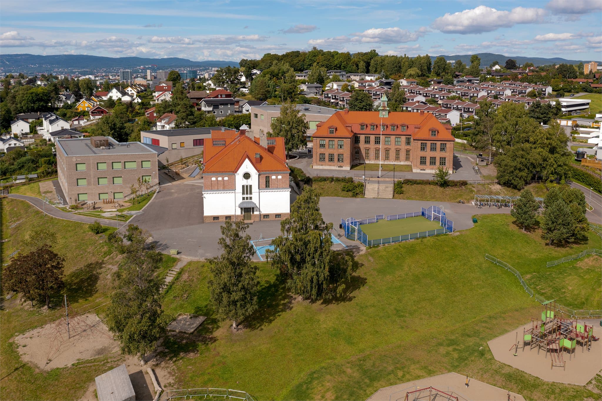 Boligen tilhører Østensjø skolekrets, med skolen plassert ved nordenden av Østensjøvannet og flotte uteområder for elevene.