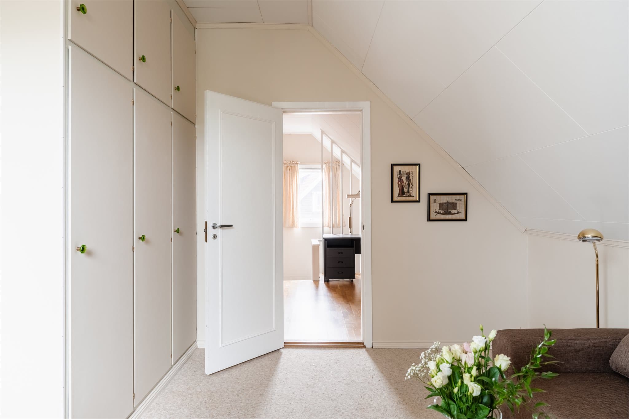 Garderobeskapene gir god utnyttelse av plassen under skråtaket.