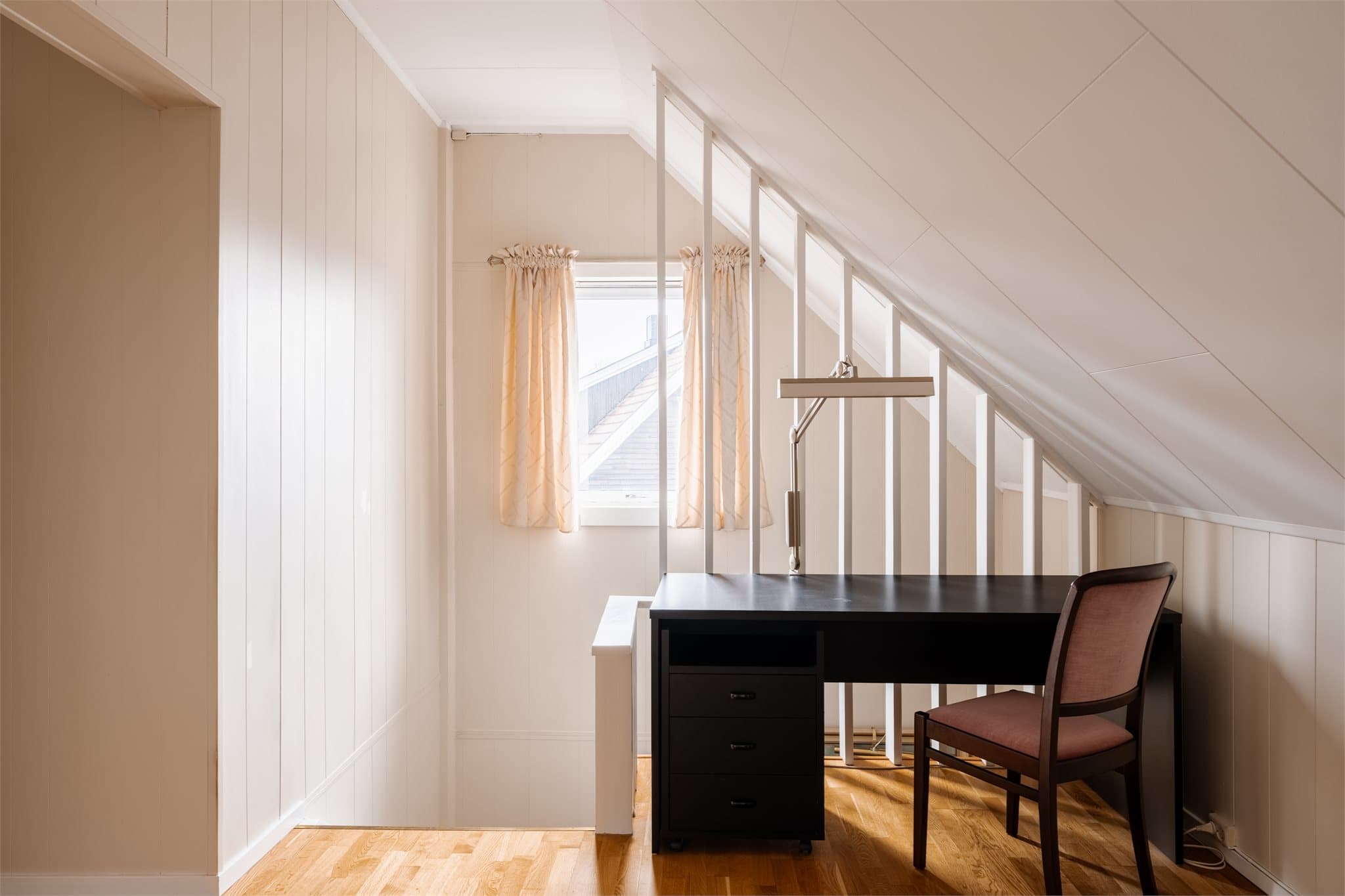 Ved trappen er det en praktisk krok som egner seg godt som hjemmekontor.