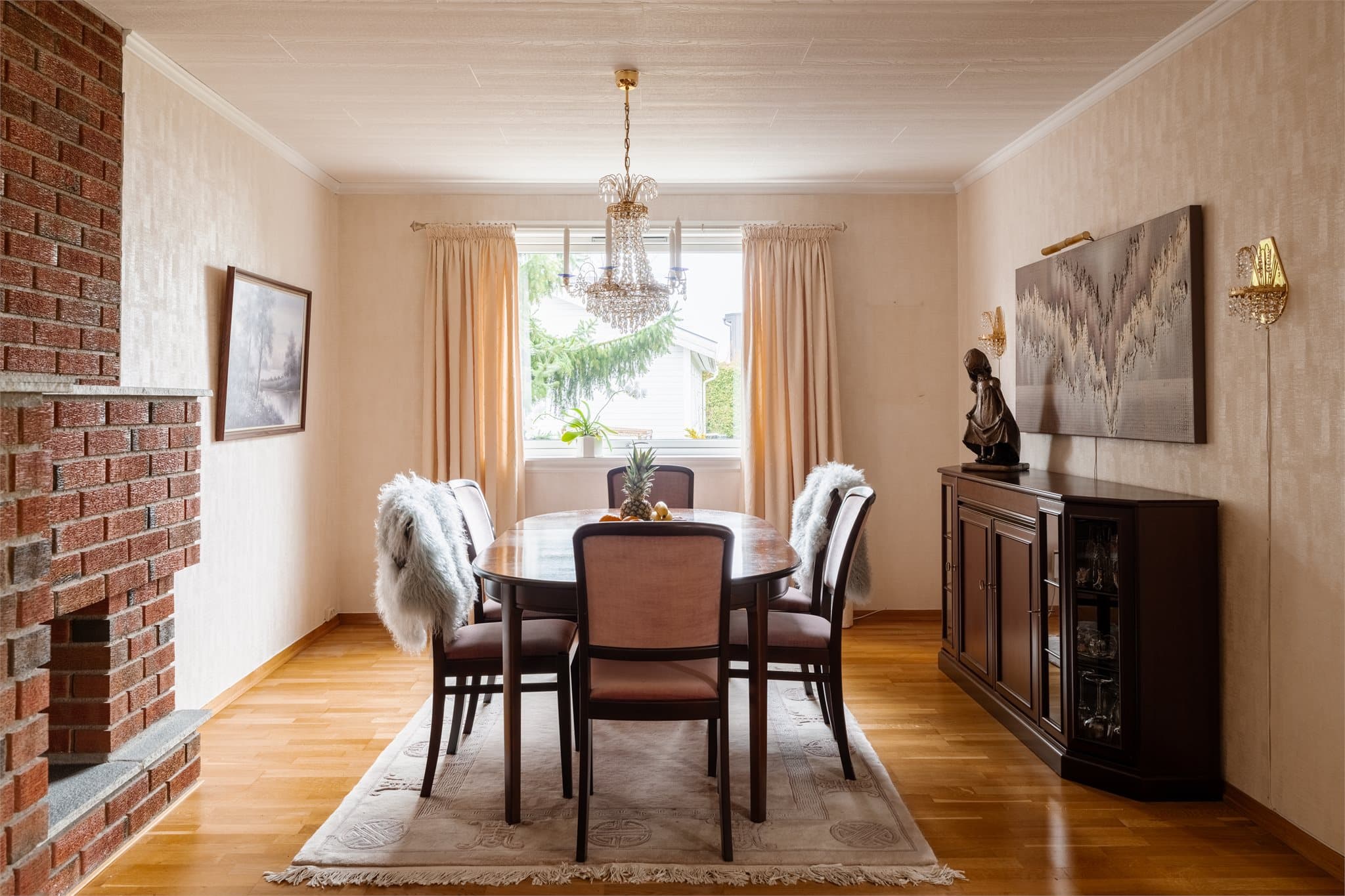 Stuen har en naturlig sone for en stor spisestue, perfekt for sosiale sammenkomster.