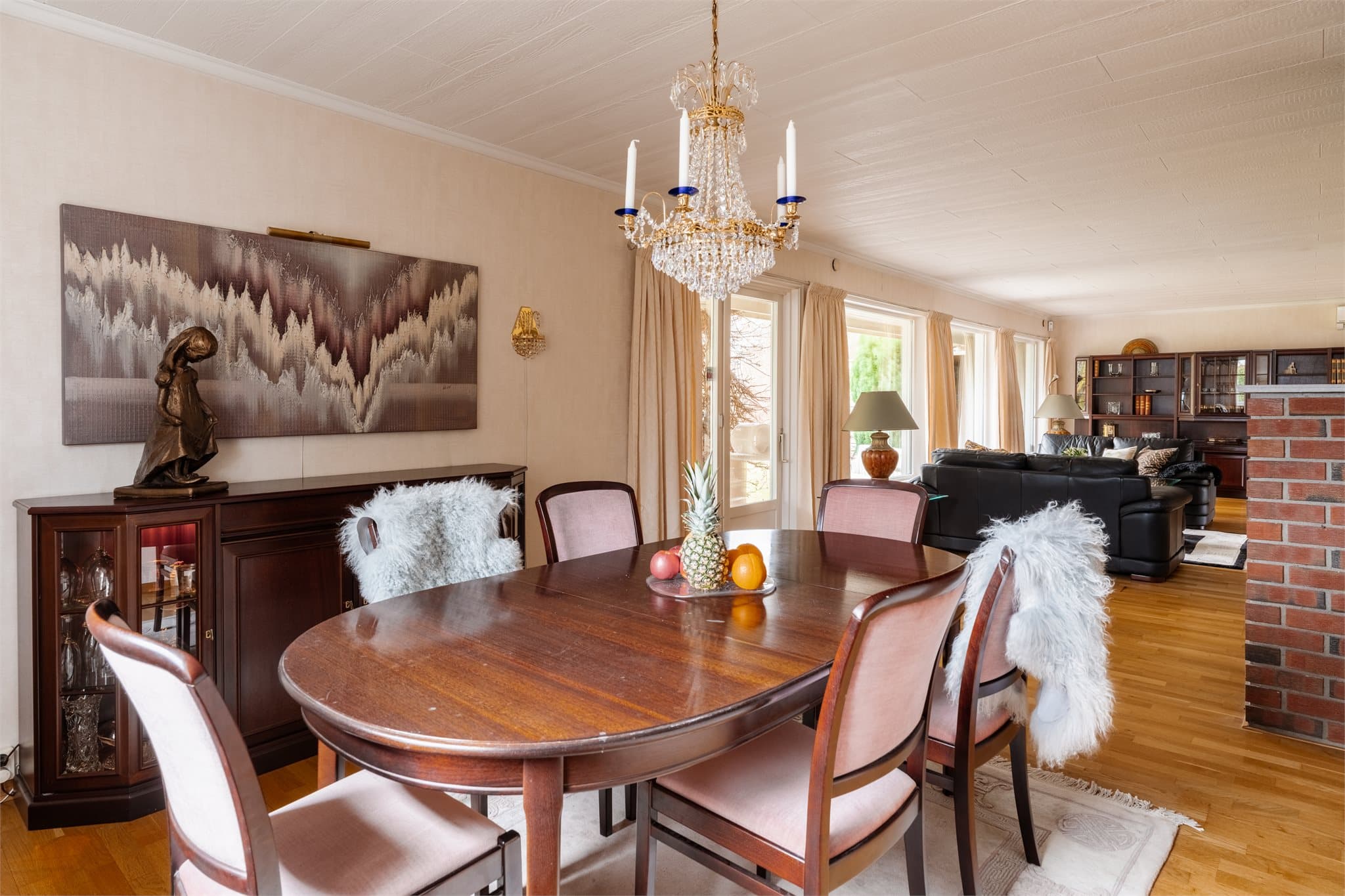 Den åpne løsningen mellom stue og spisestue skaper en luftig og sosial atmosfære.