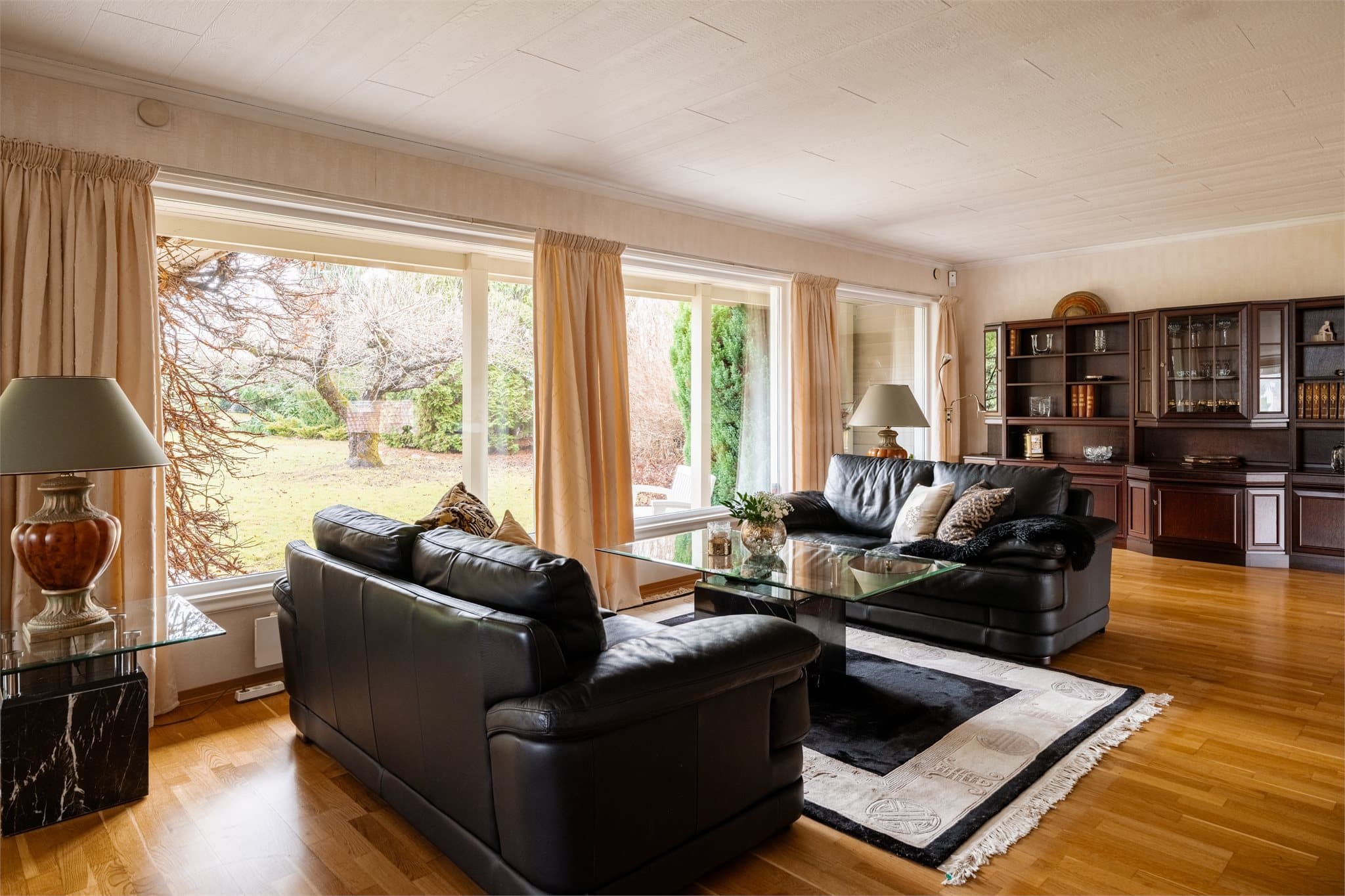 Store vindusflater gir rikelig med naturlig lys og en fin kontakt med hagen utenfor.