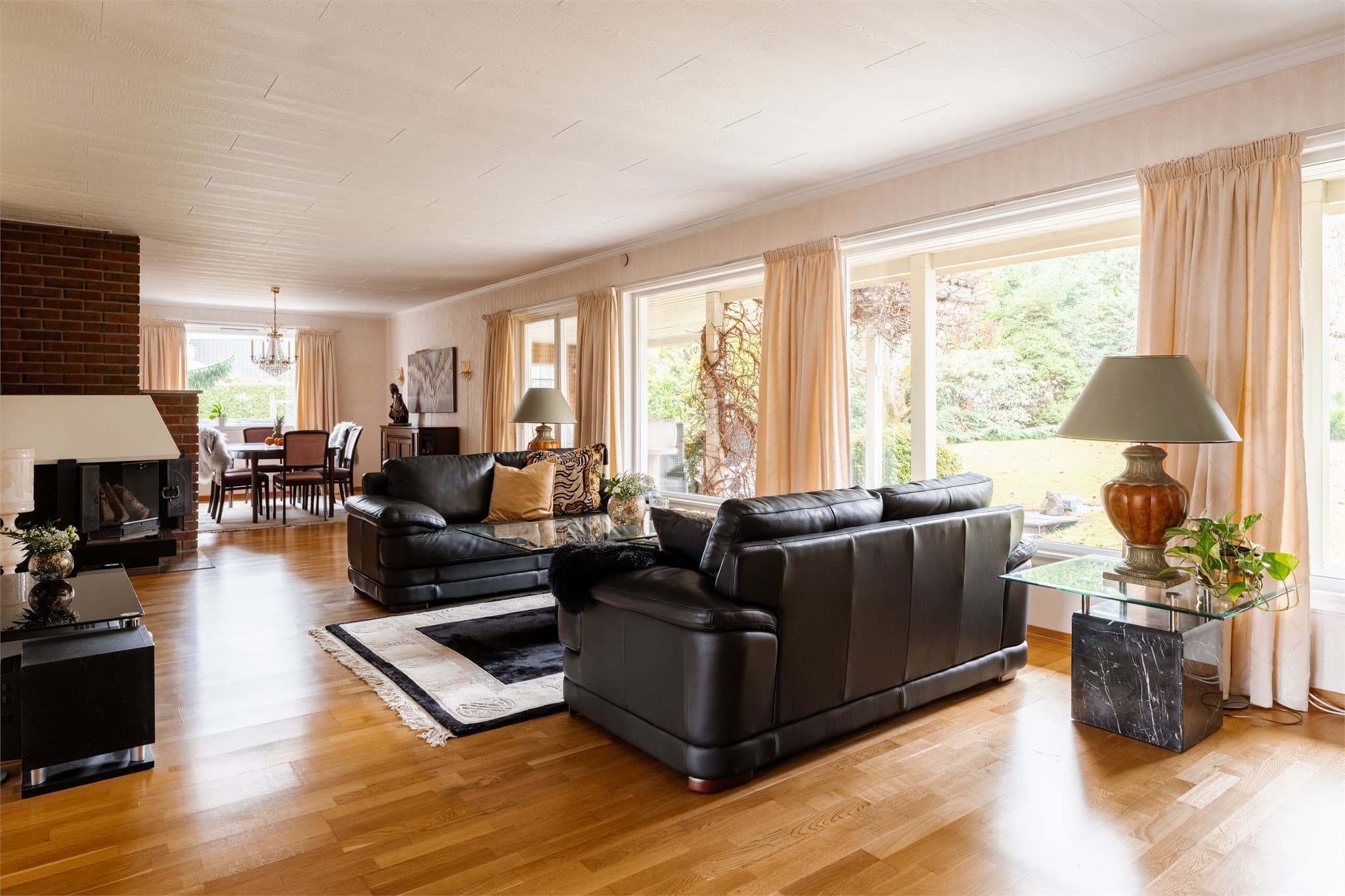 Fra stuen er det direkte utgang til den store, vestvendte terrassen og hagen.