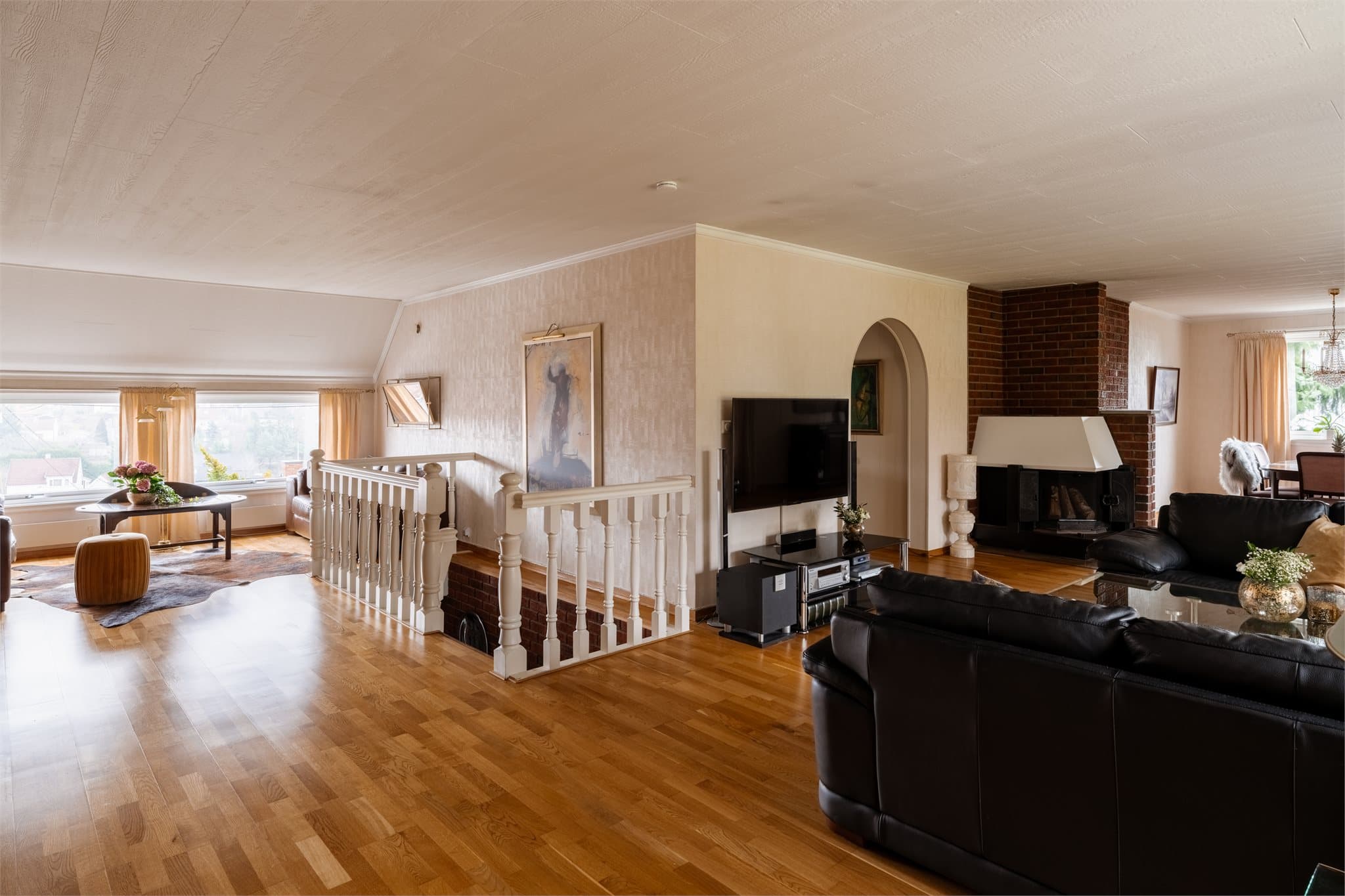 En åpen tretrapp leder fra stuen opp til andre etasje.