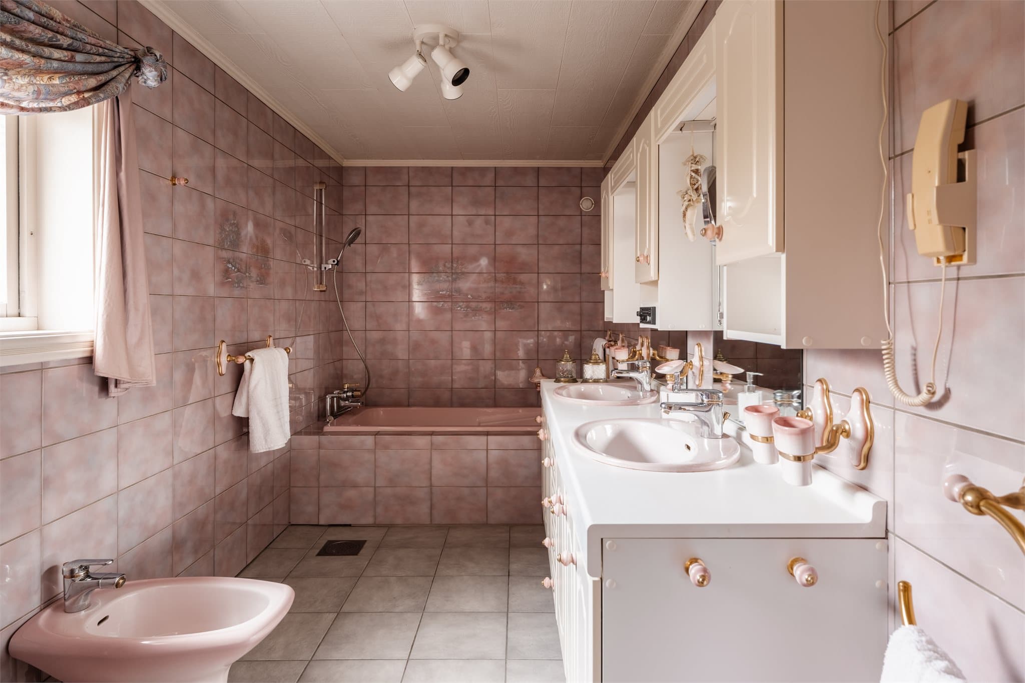 Badet i underetasjen er funksjonelt innredet med badekar og bide.