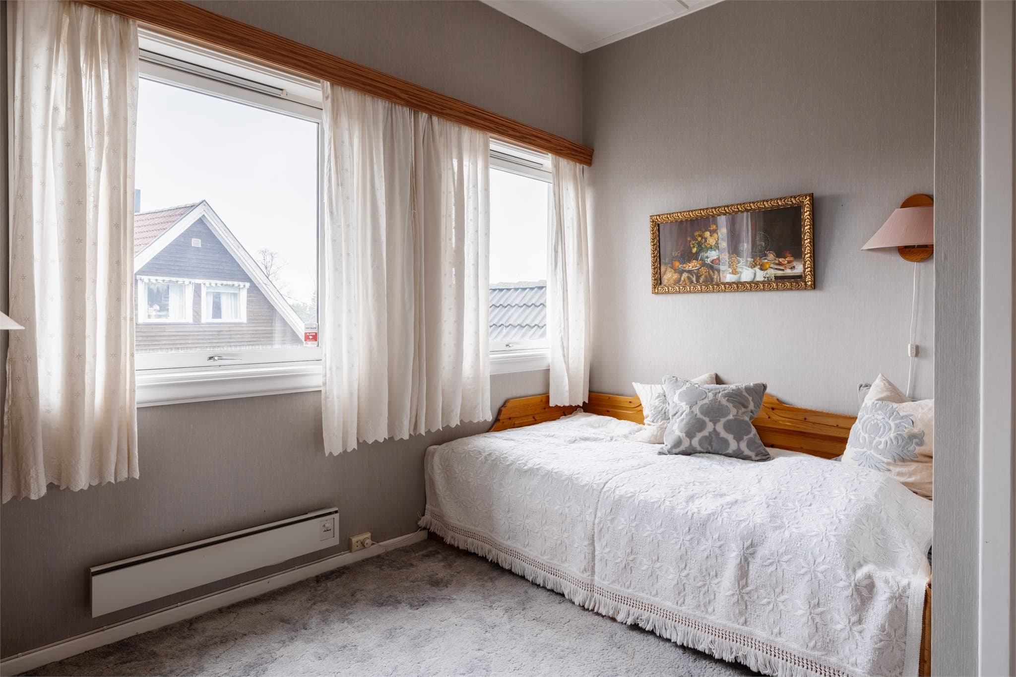 Det tredje soverommet er også av god størrelse, med teppegulv og malte vegger.