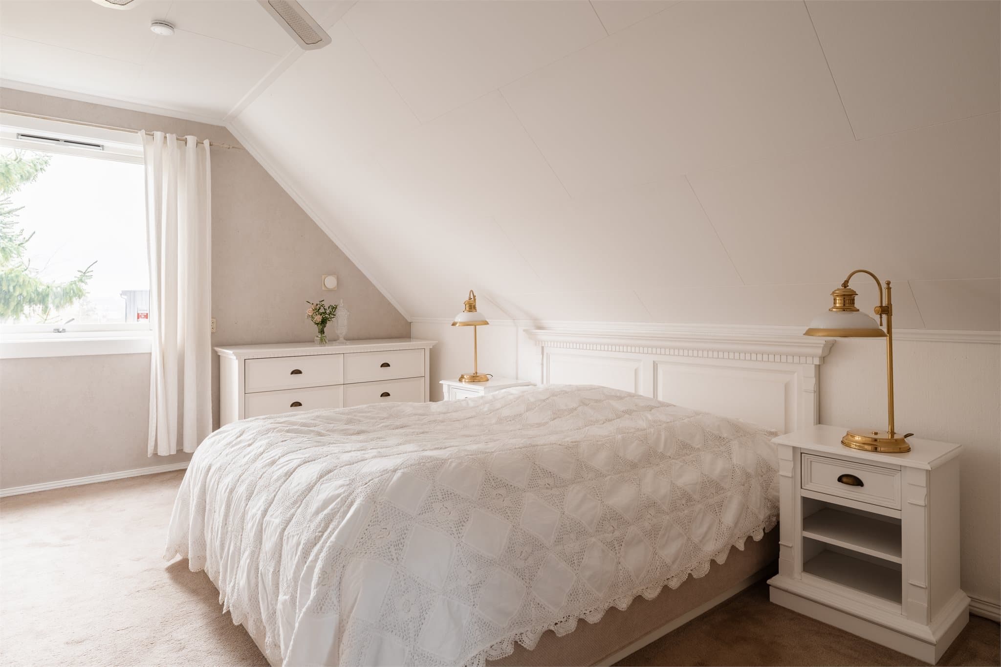 Hovedsoverommet er lyst og romslig med teppegulv og god plass til dobbeltseng.