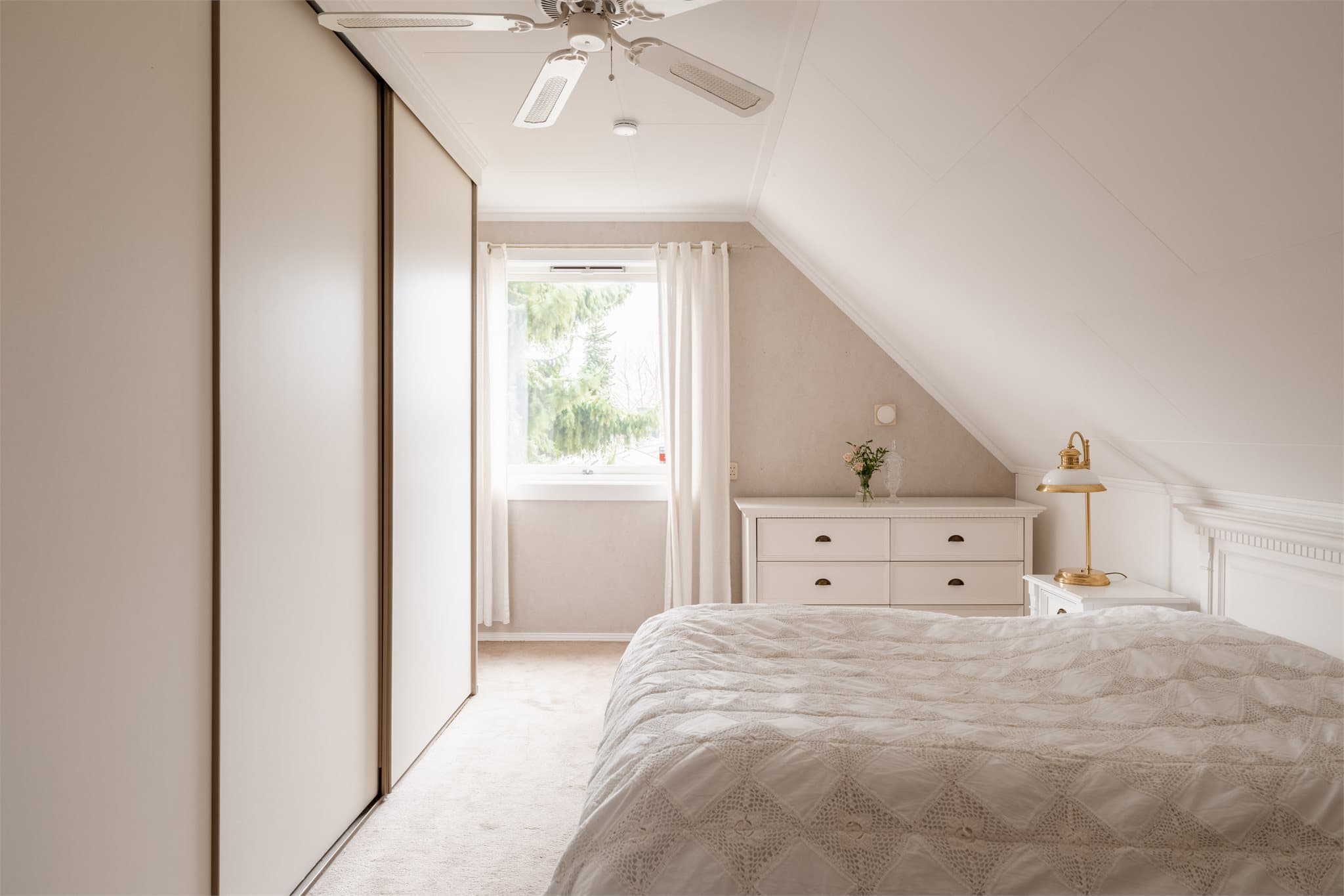 En stor, innebygd garderobeløsning gir rikelig med oppbevaringsplass.