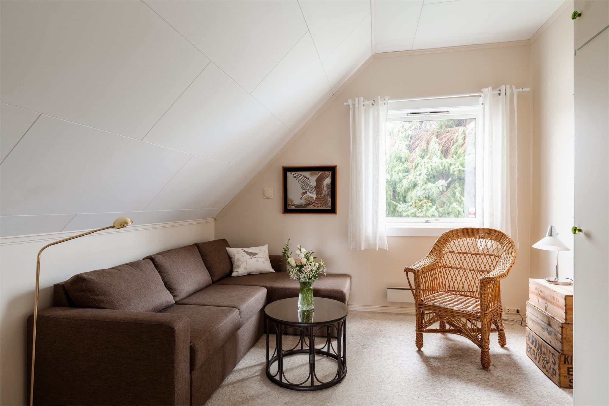 Det andre soverommet har også teppegulv og en praktisk, innebygd garderobeløsning.