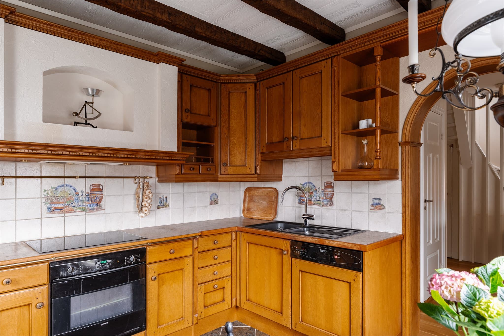 Innredningen har integrert stekeovn, platetopp, oppvaskmaskin, kjøleskap og fryseskap.