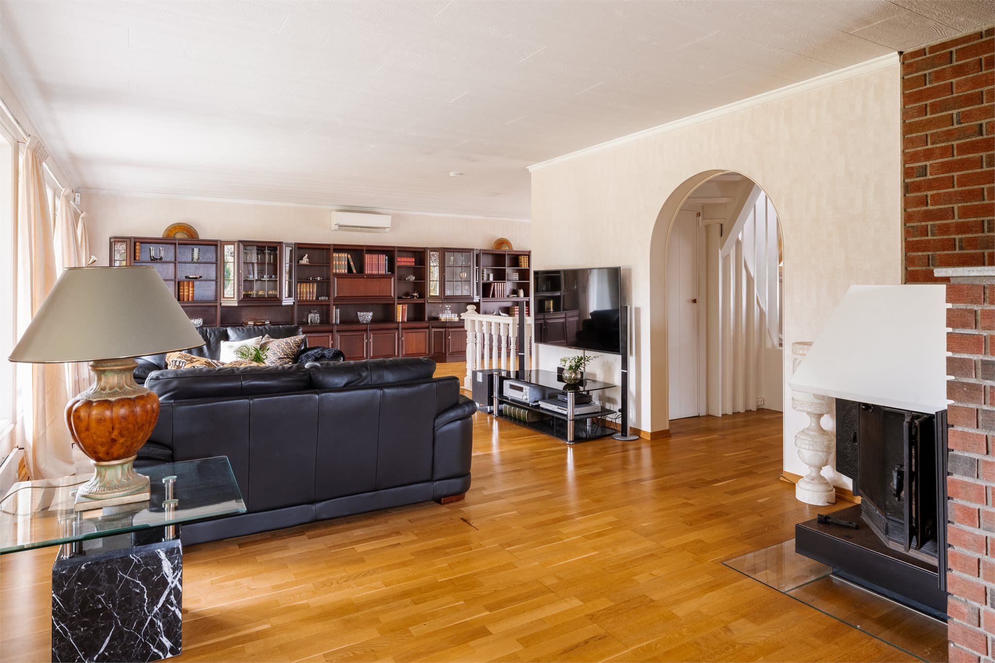 En luft-til-luft-varmepumpe sørger for effektiv oppvarming av etasjen.