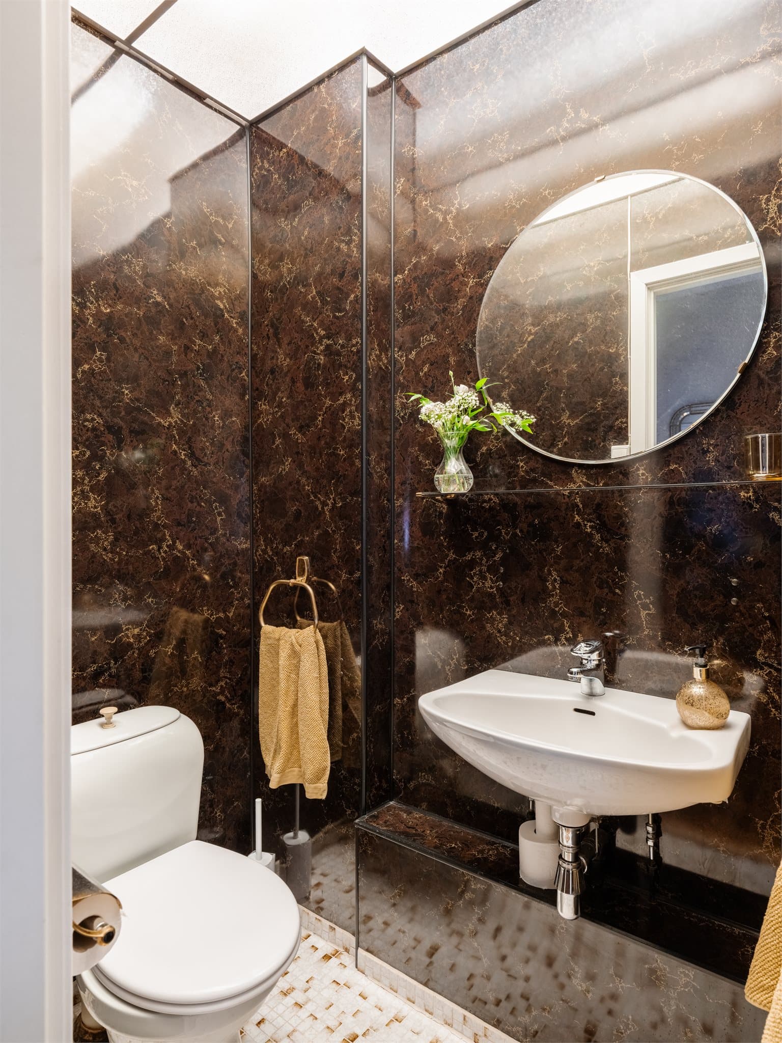 WC i 1. etasje ved trapperommet.