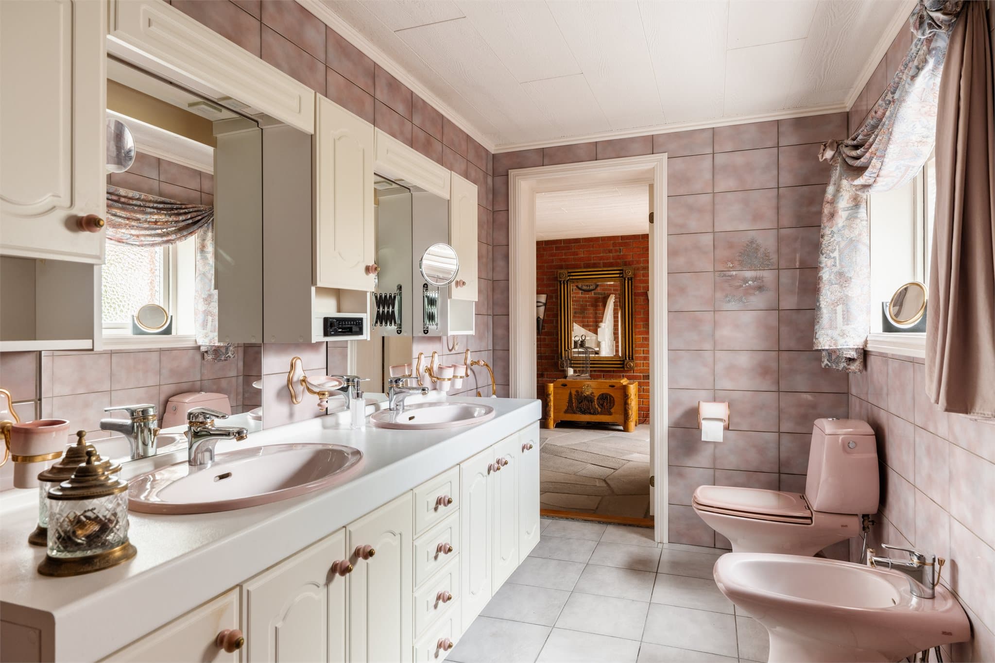 Flislagte vegger og mekanisk avtrekk sikrer ventilasjonen på badet.