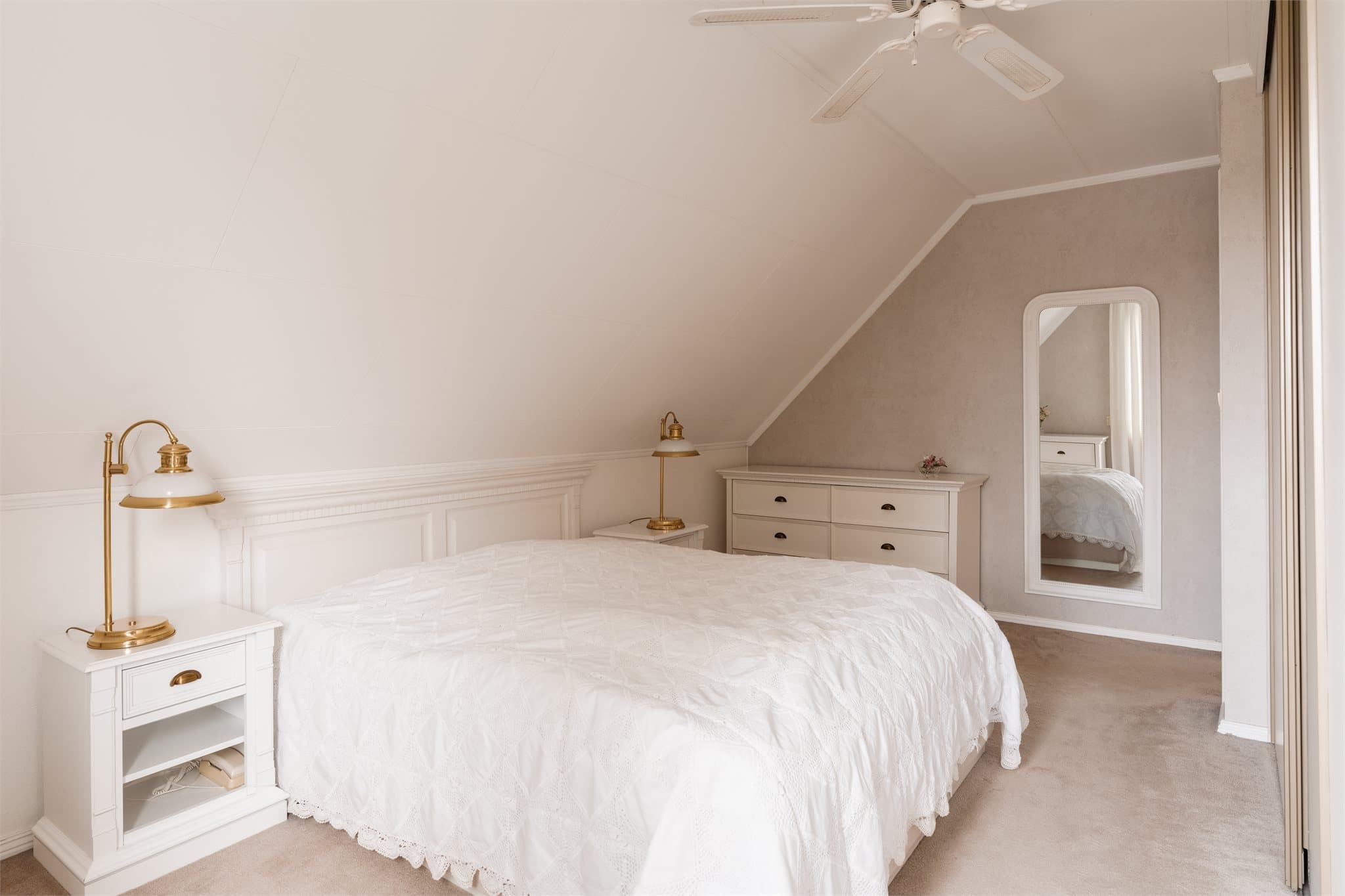 Rommet har en rolig og behagelig atmosfære med lys fra vindu i gavlveggen.