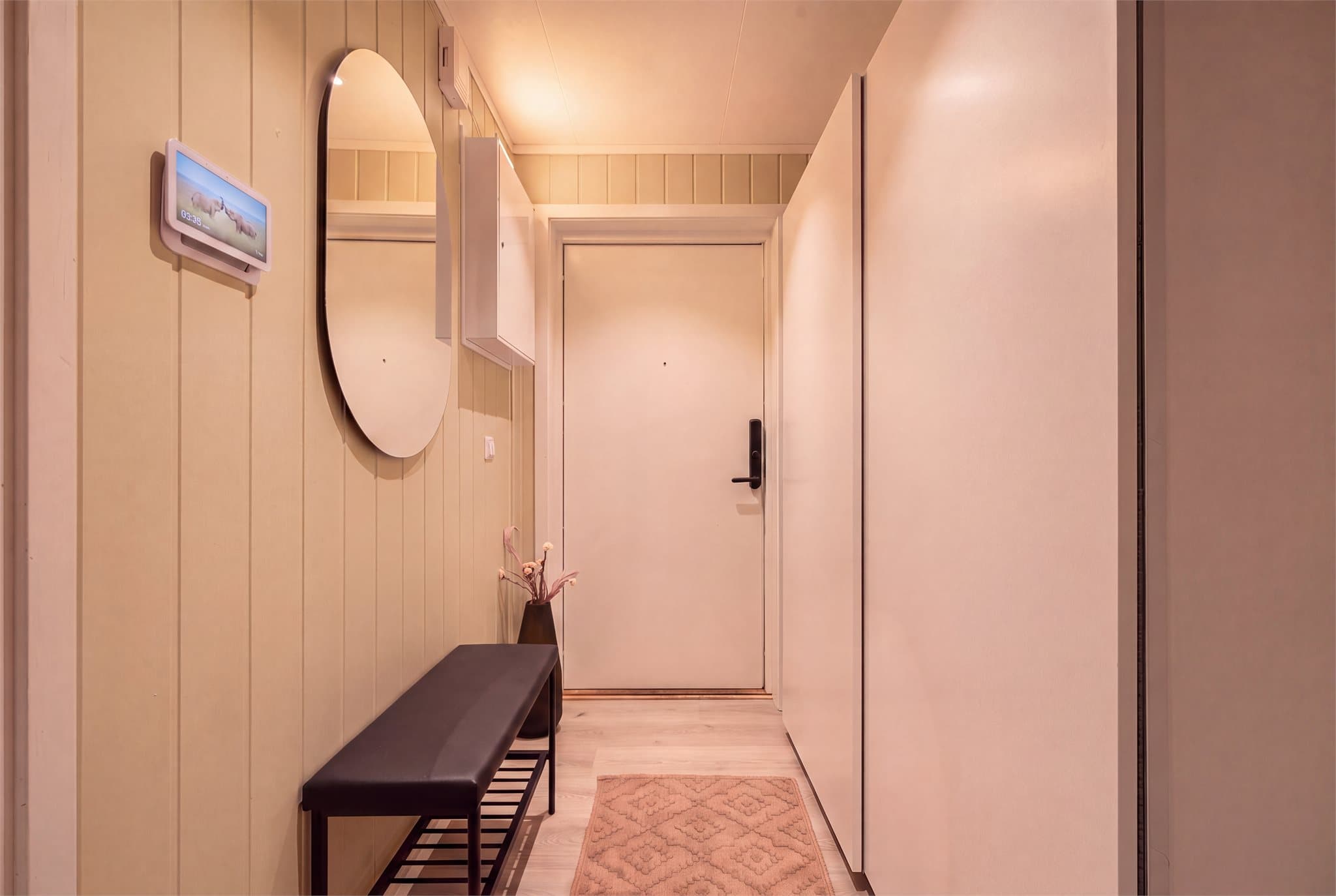 Hall/ entré med gode oppbevaringsmuligheter. Hall/entré med gode oppbevaringsmuligheter. Øvrig oppbevaringsplass på loftet (ikke seksjonert til leiligheten) eller i utvendig bod med adkomst ved inngangspartiet.