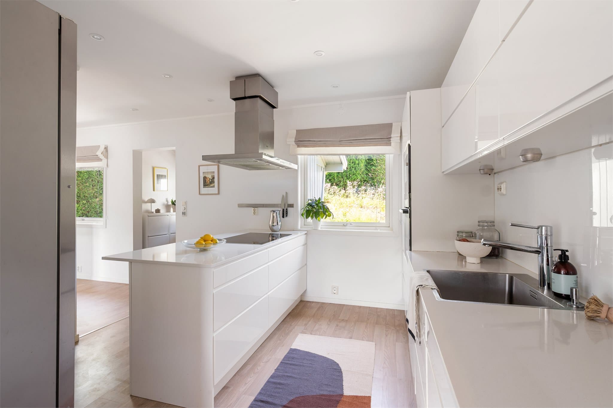 Solid og slitesterk benkeplate av stein som gir kjøkkenet et eksklusivt utrykk.