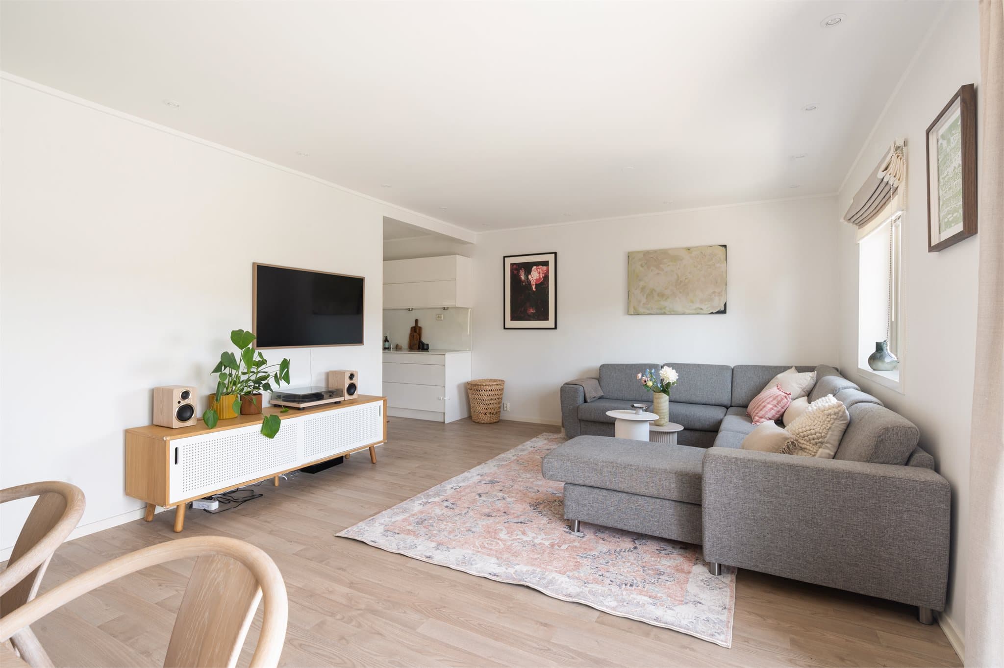 Stuen har plass til en stor sofa som inviterer til filmkvelder hvor hele familien er samlet.