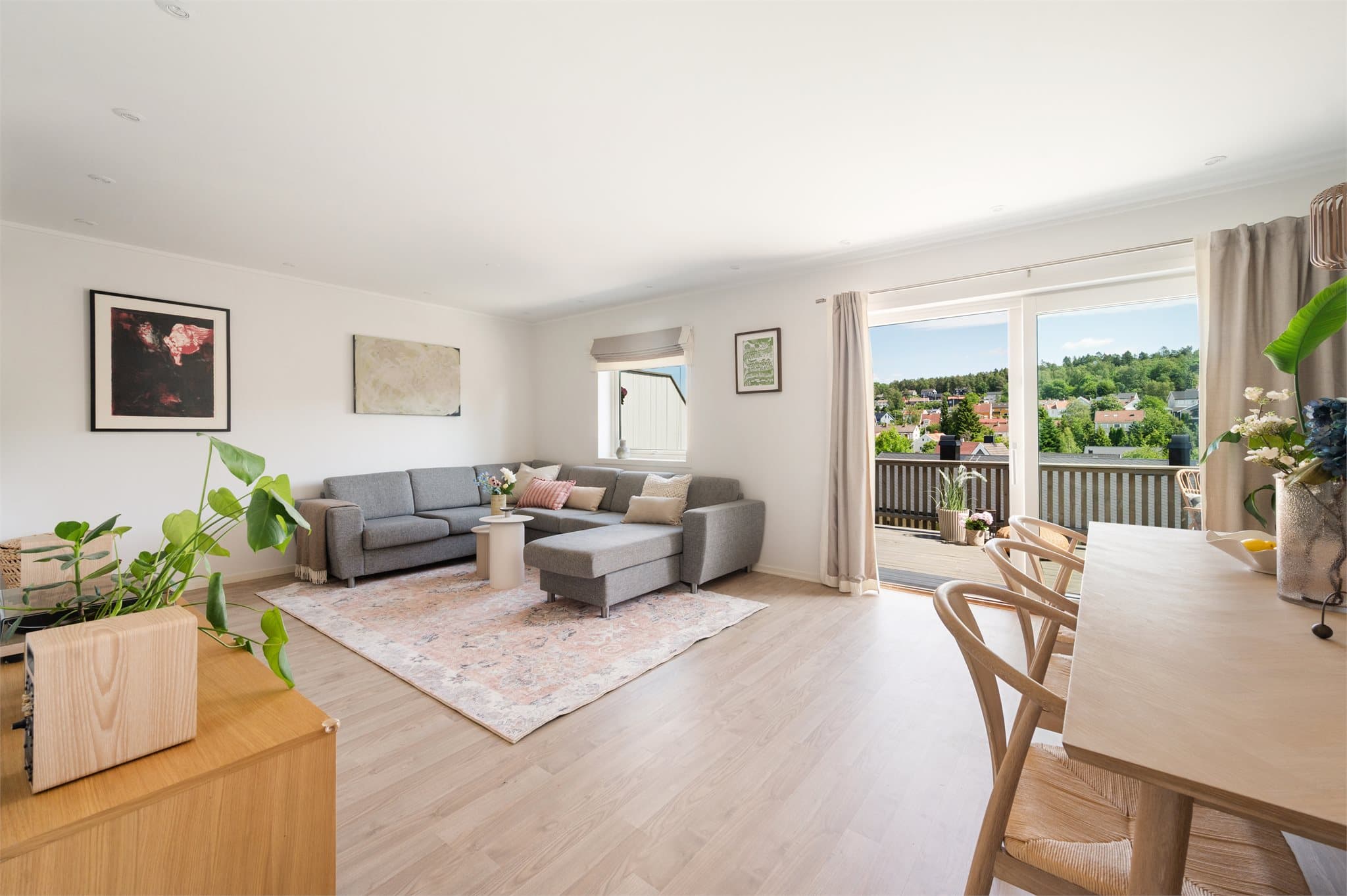 Boligen har en lys og innbydende stue med luftig romfølelse.