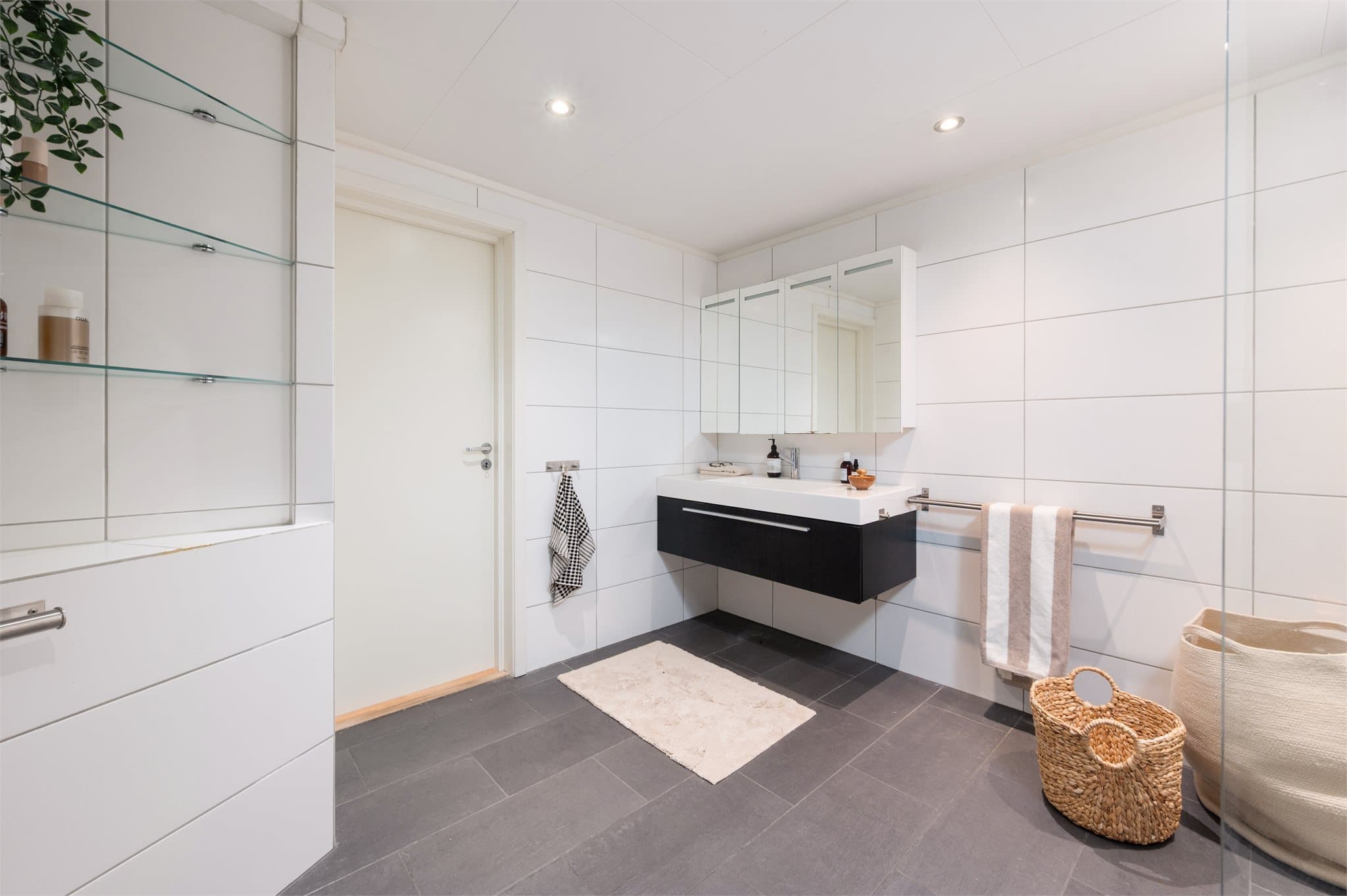 Meget god størrelse på badet! Her er slipper dere å krangle om plassen på morgenen.