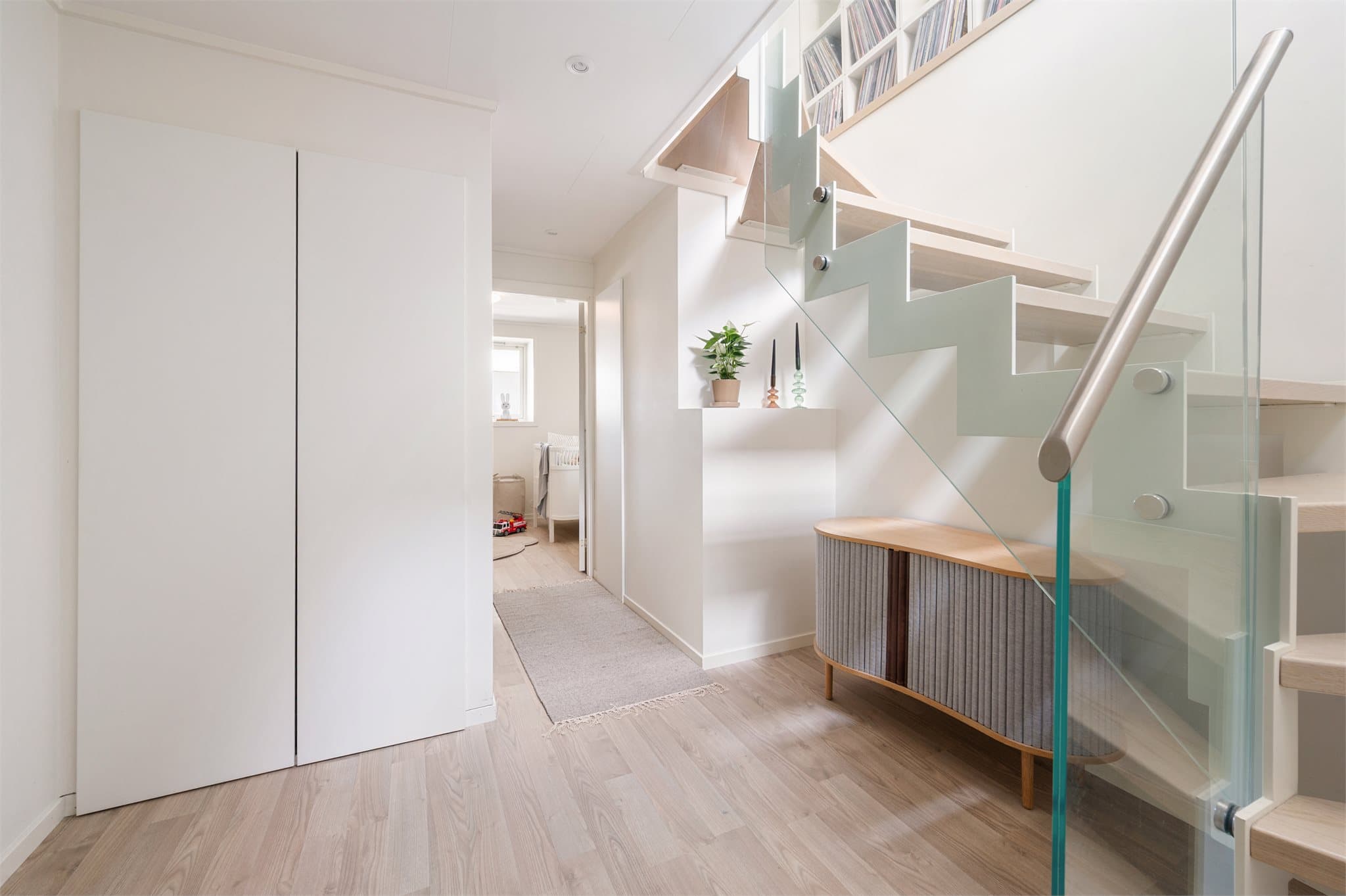 Trapperommet byr på god lagringsplass og lyse overflater.