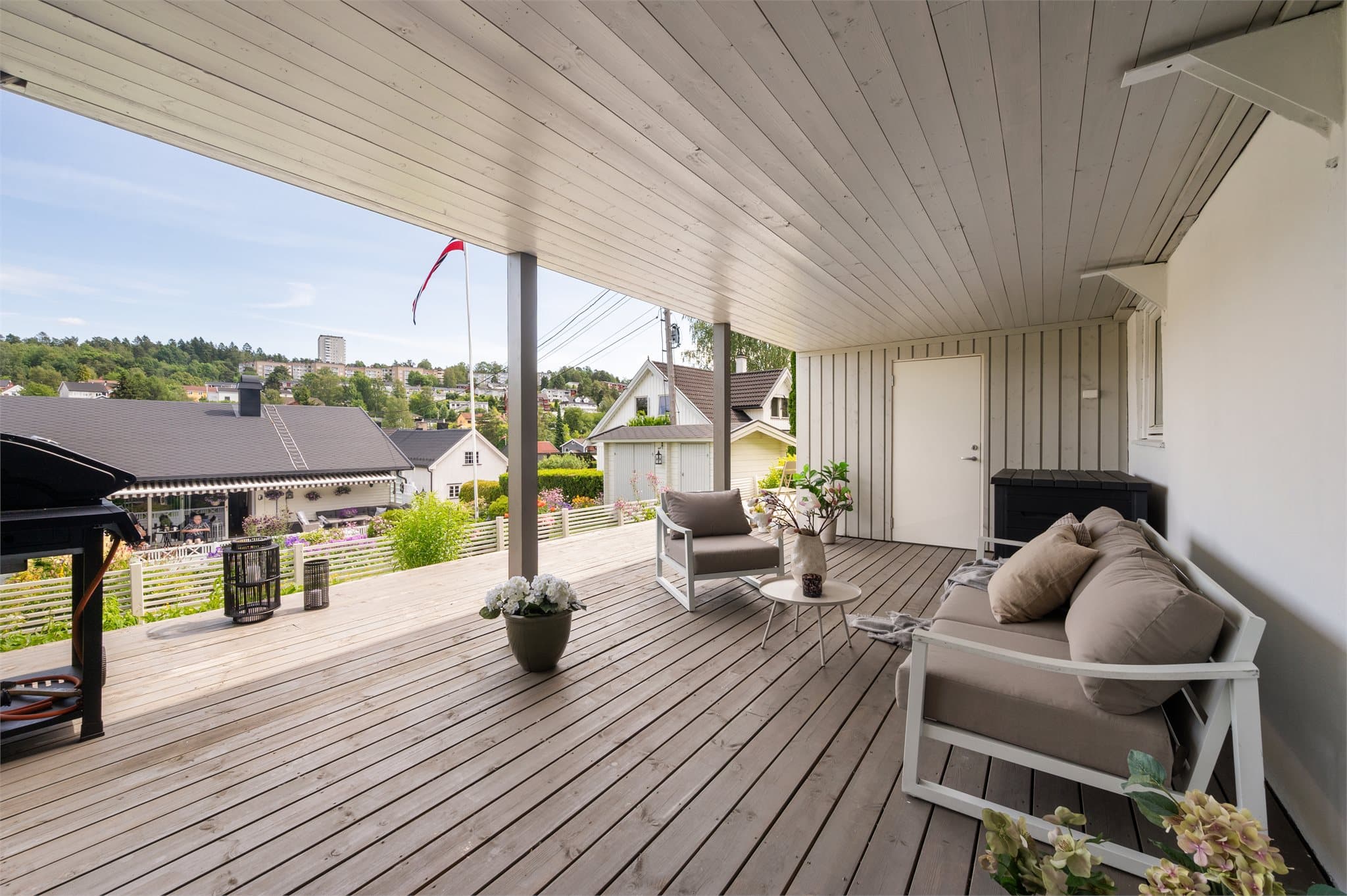 Vi gjør oppmerksom på at BYA for eiendommen overskrider det som er tillatt iht. reguleringsplanen. Se salgsoppgave for informasjon.