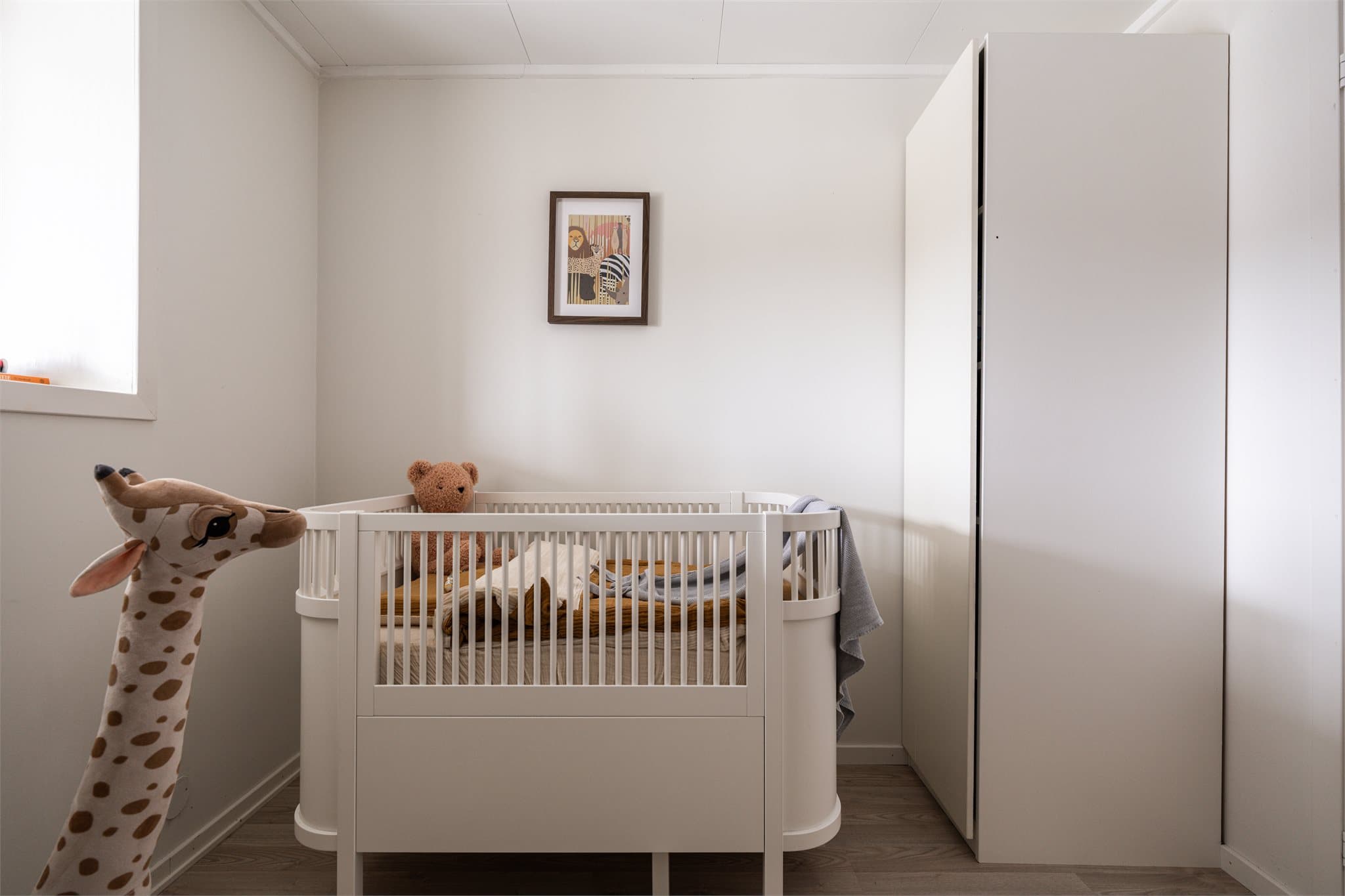 Rommet passer perfekt som barnerom for den minste i flokken og som ungdomsrom når den lille plutselig blir stor.