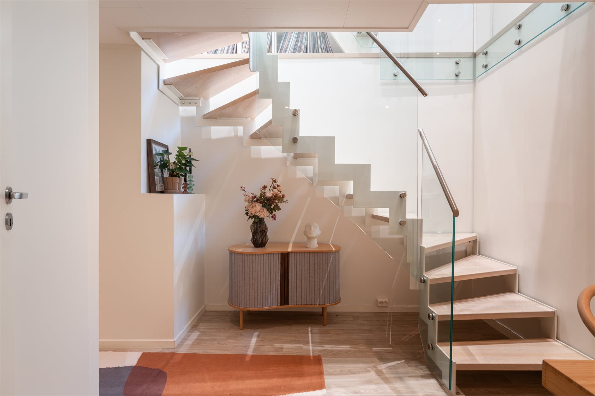 Flotte detaljer i trappeløpet mellom etasjene.