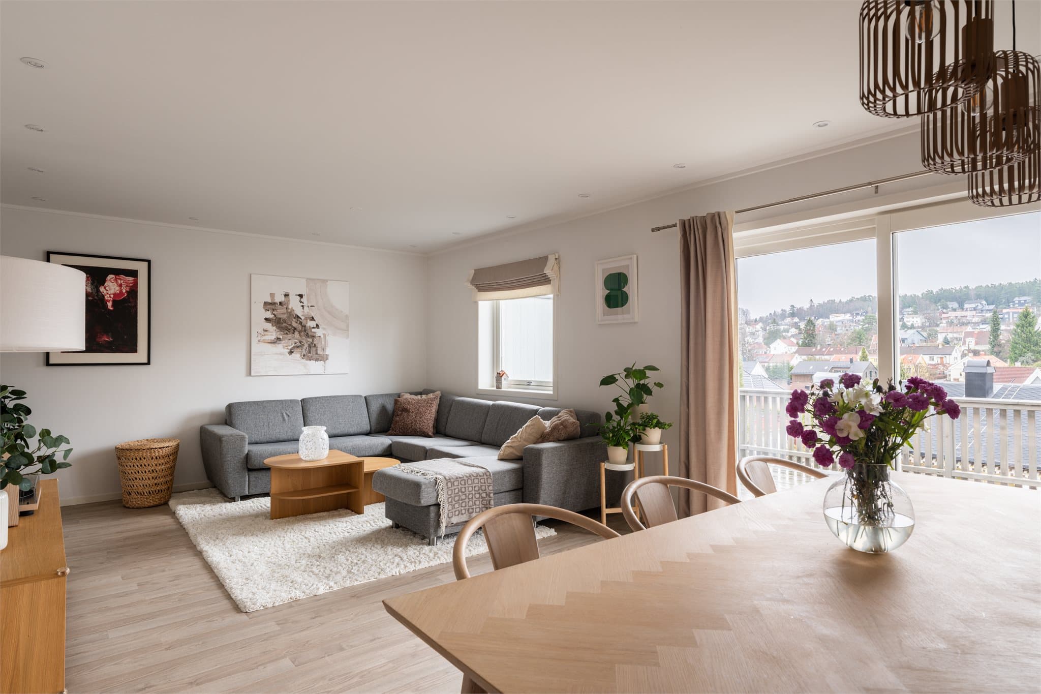 Store vindusflater sørger for rikelig med naturlig lys til rommet.